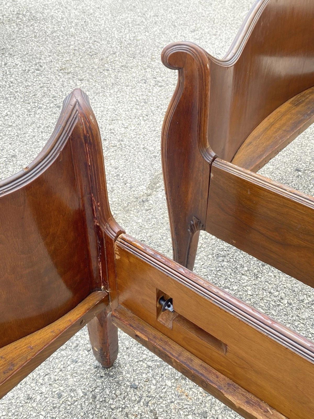 Antique French Louis XV Style Walnut Satinwood Inlay Twin Bed Frames - a Pair en vente 2