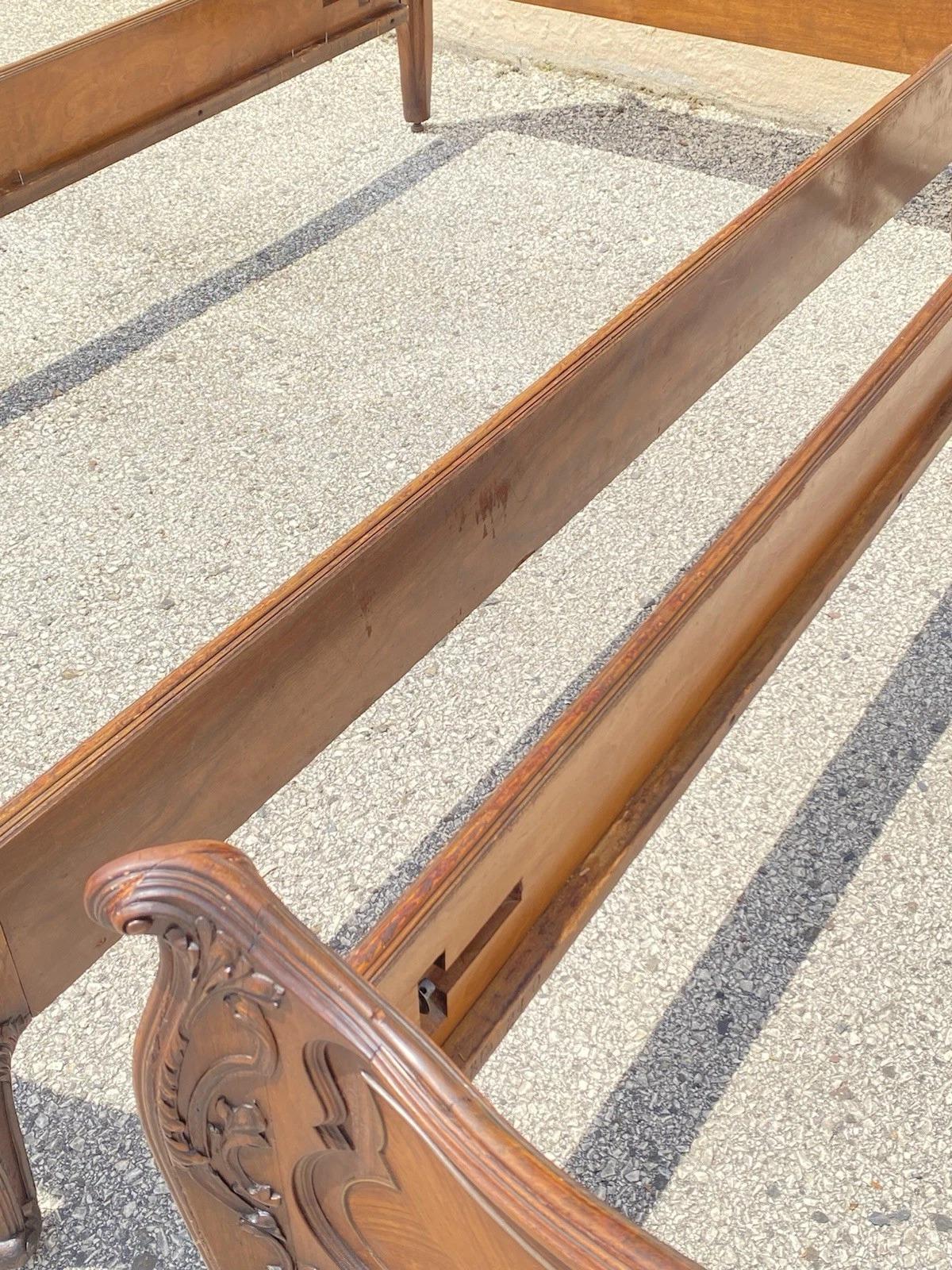 Antique French Louis XV Style Walnut Satinwood Inlay Twin Bed Frames - a Pair en vente 3