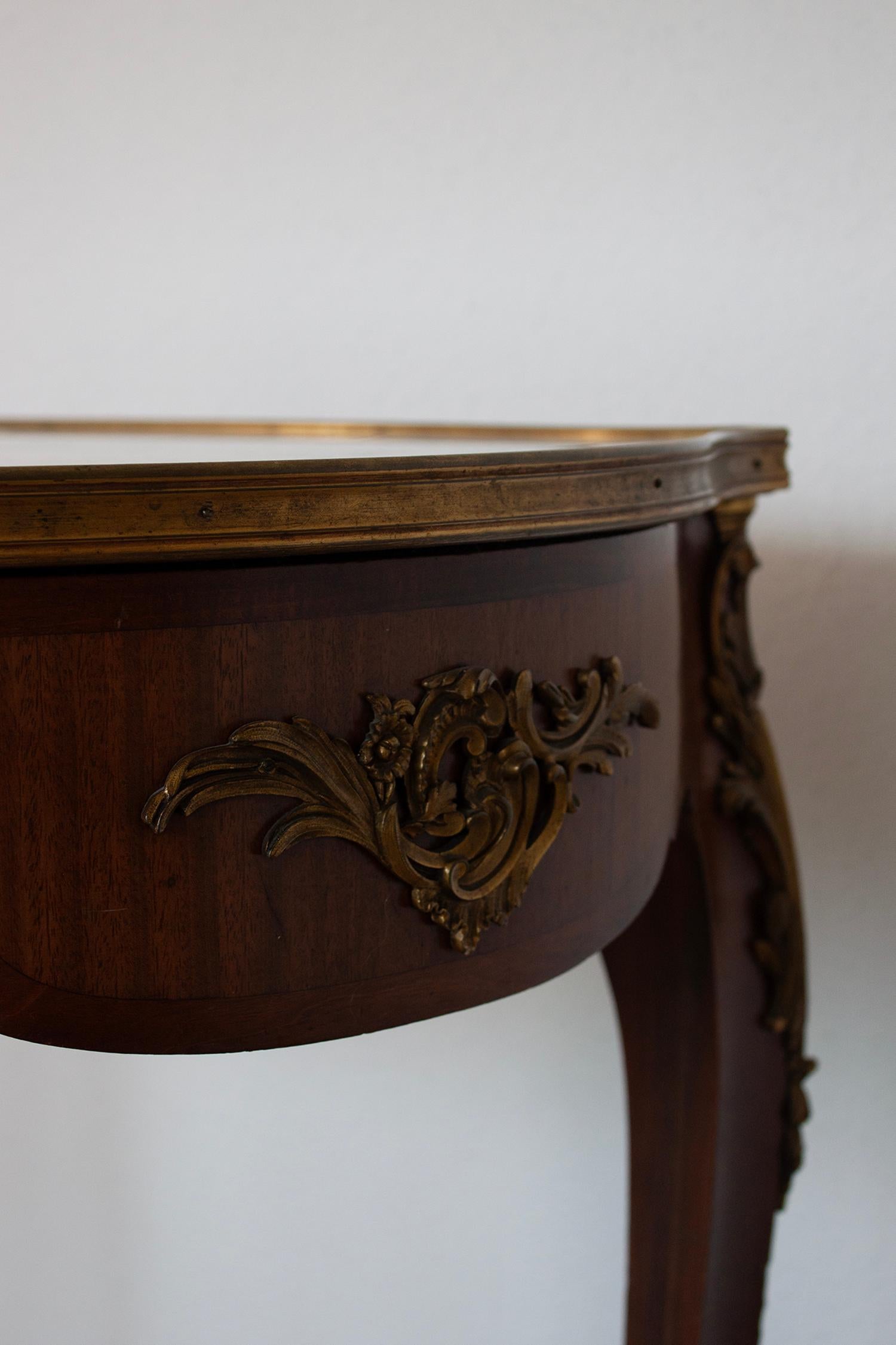 Ancienne table de salle à manger française de style Louis XV en bois, laiton et plateau en marbre en vente 4