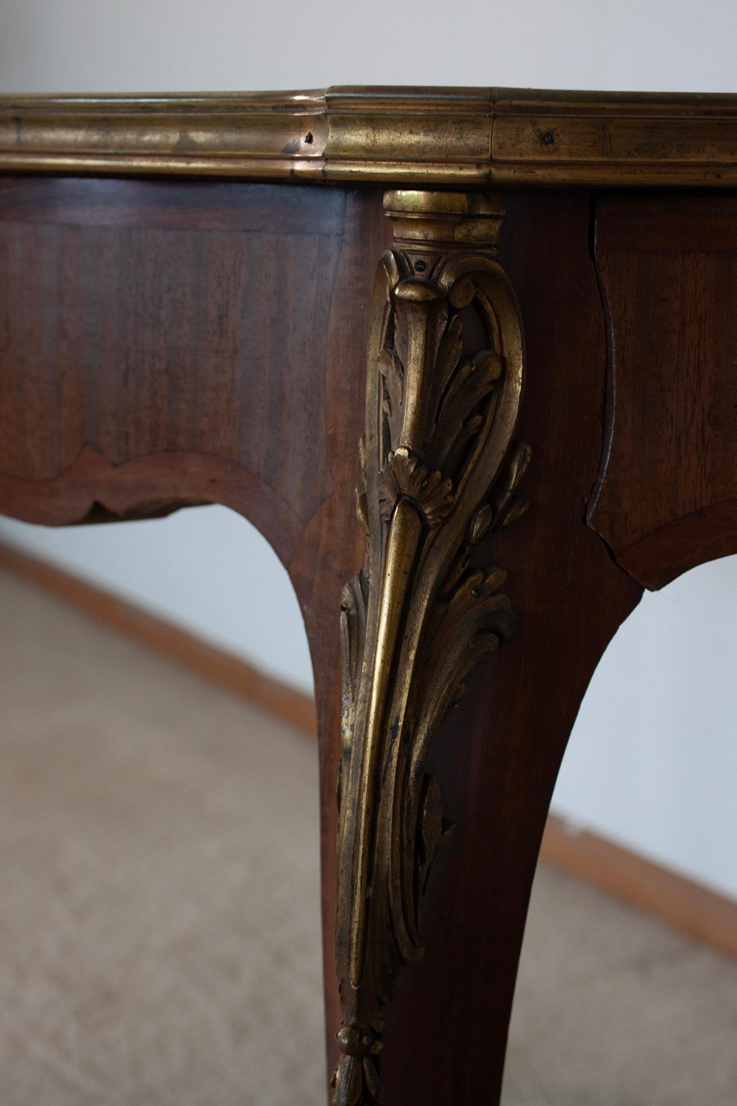 Ancienne table de salle à manger française de style Louis XV en bois, laiton et plateau en marbre en vente 5