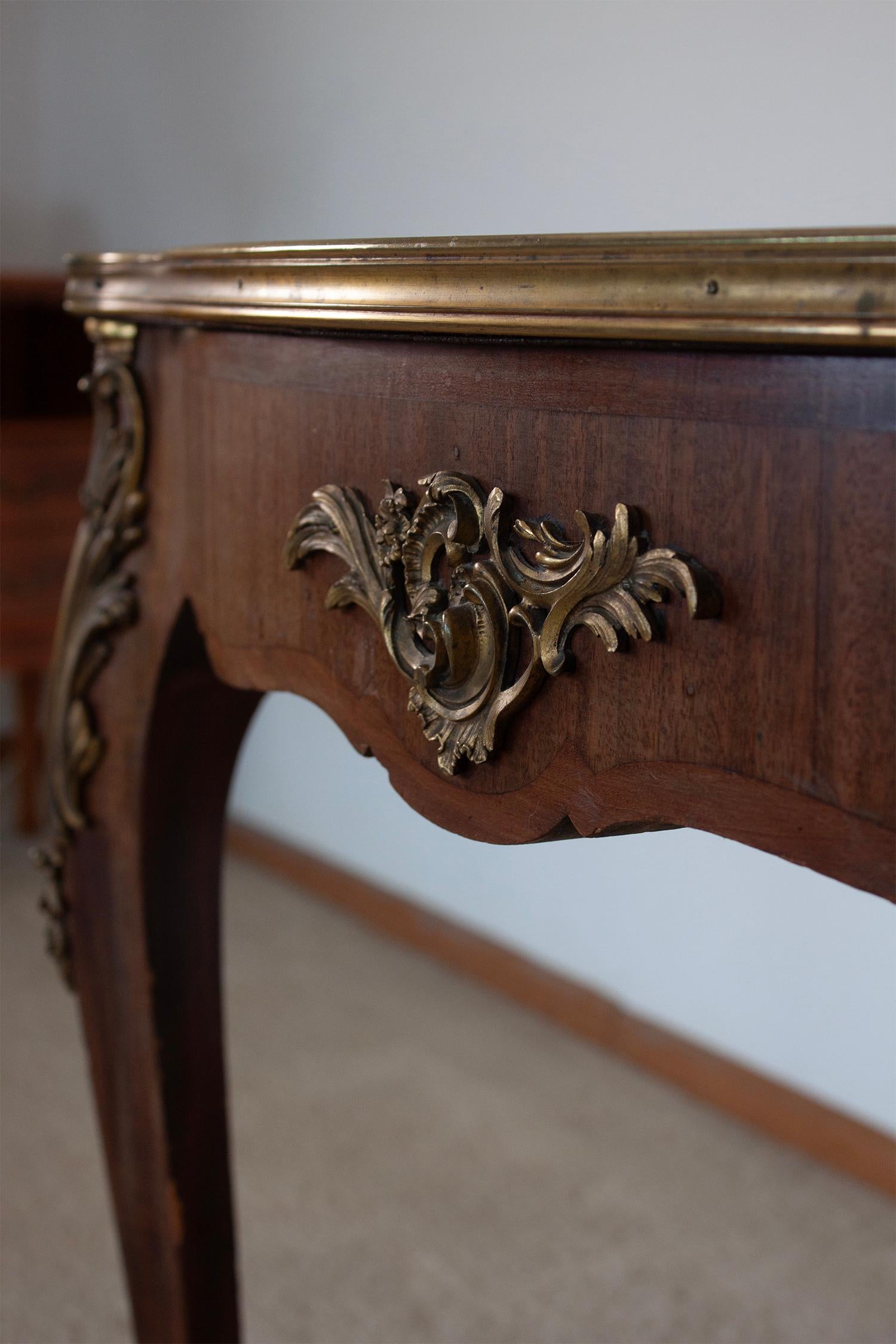 Ancienne table de salle à manger française de style Louis XV en bois, laiton et plateau en marbre en vente 6