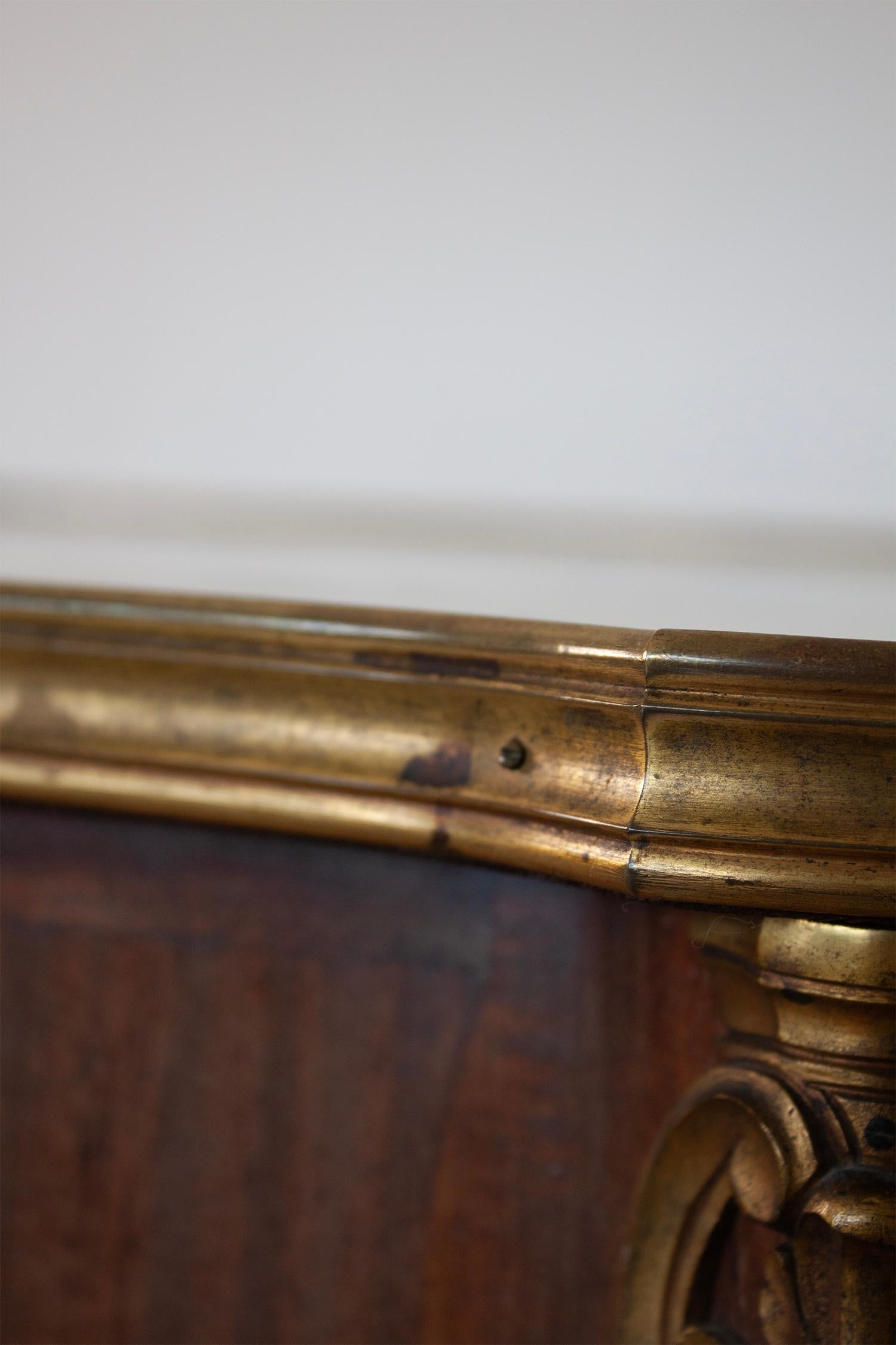 Ancienne table de salle à manger française de style Louis XV en bois, laiton et plateau en marbre en vente 7