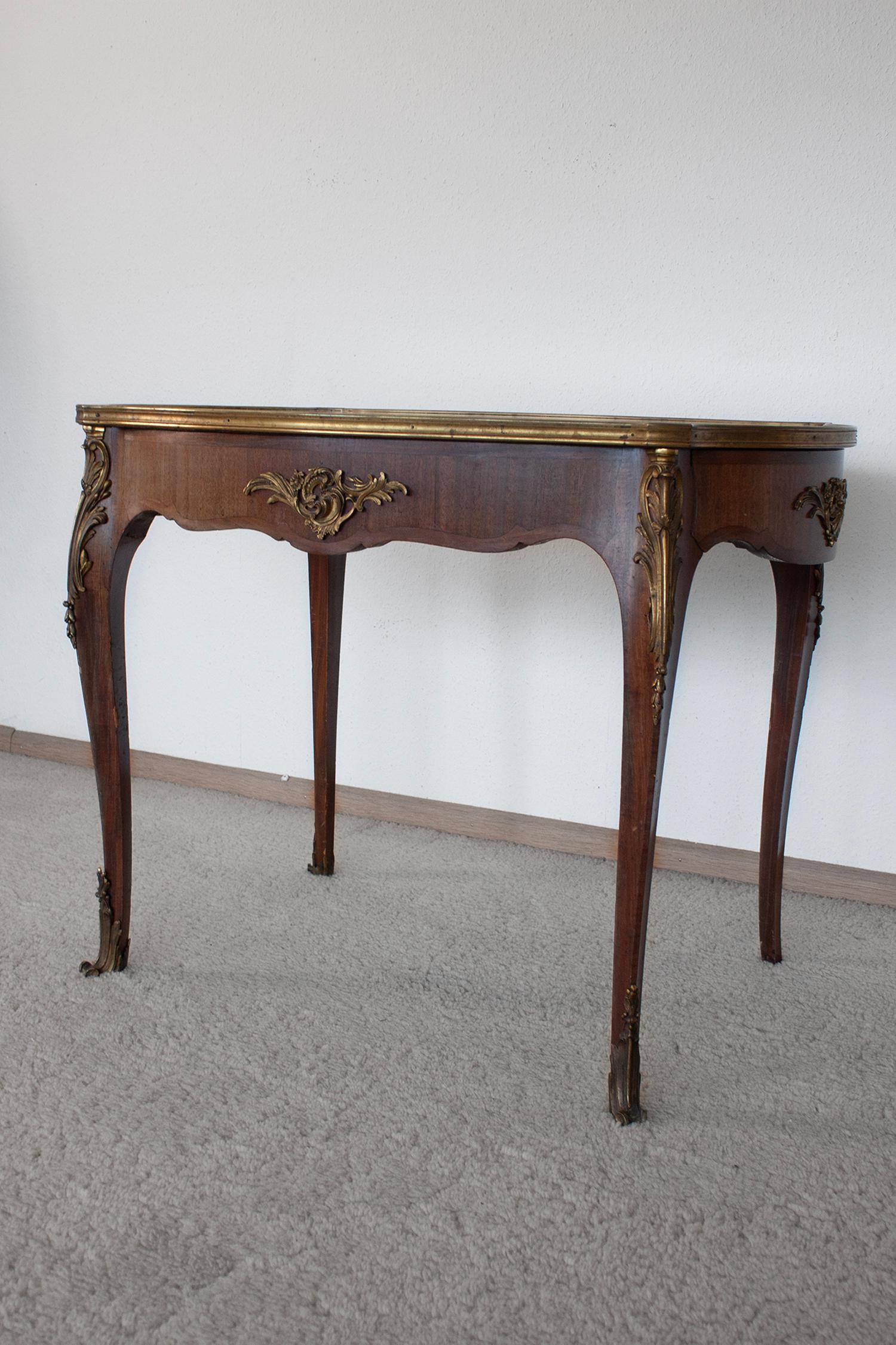 Ancienne table de salle à manger française de style Louis XV en bois, laiton et plateau en marbre en vente 8