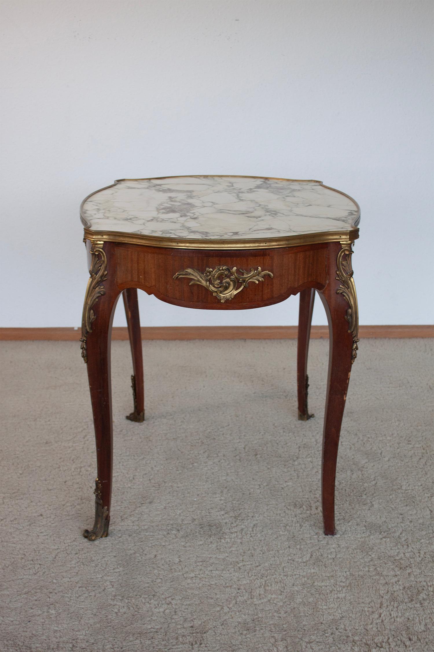 Ancienne table de salle à manger française de style Louis XV en bois, laiton et plateau en marbre en vente 9