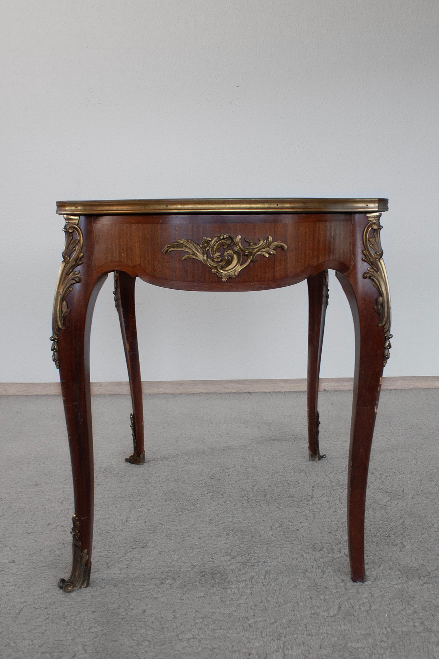 Ancienne table de salle à manger française de style Louis XV en bois, laiton et plateau en marbre en vente 10