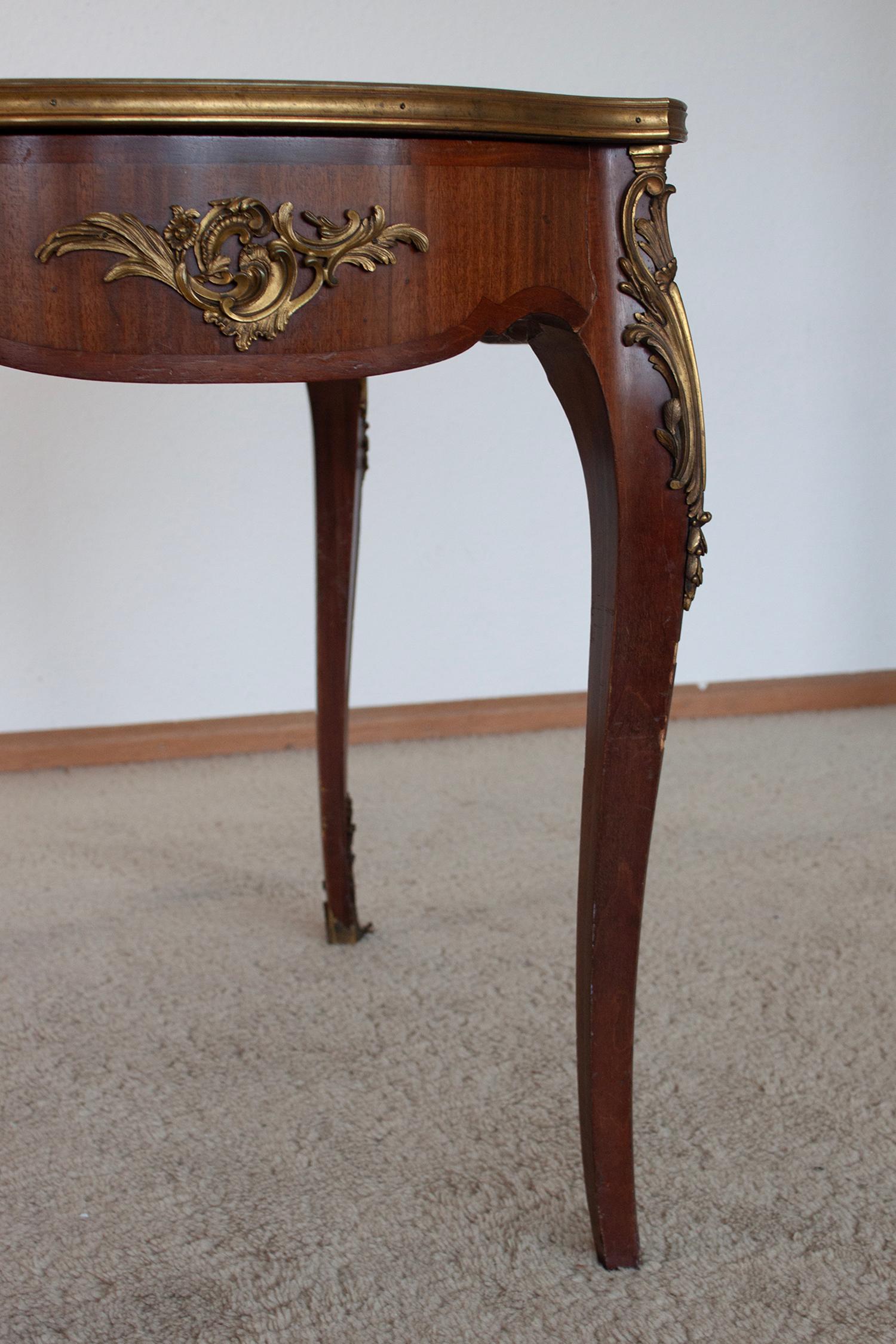 Ancienne table de salle à manger française de style Louis XV en bois, laiton et plateau en marbre en vente 11