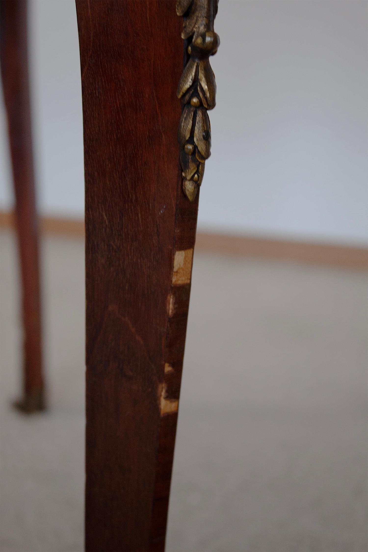 Ancienne table de salle à manger française de style Louis XV en bois, laiton et plateau en marbre en vente 12
