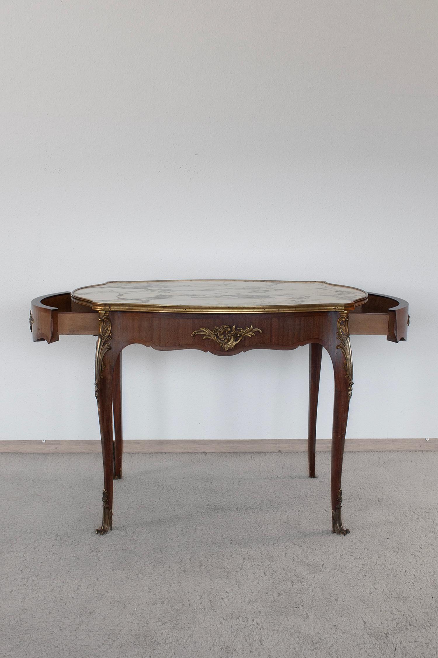 20ième siècle Ancienne table de salle à manger française de style Louis XV en bois, laiton et plateau en marbre en vente