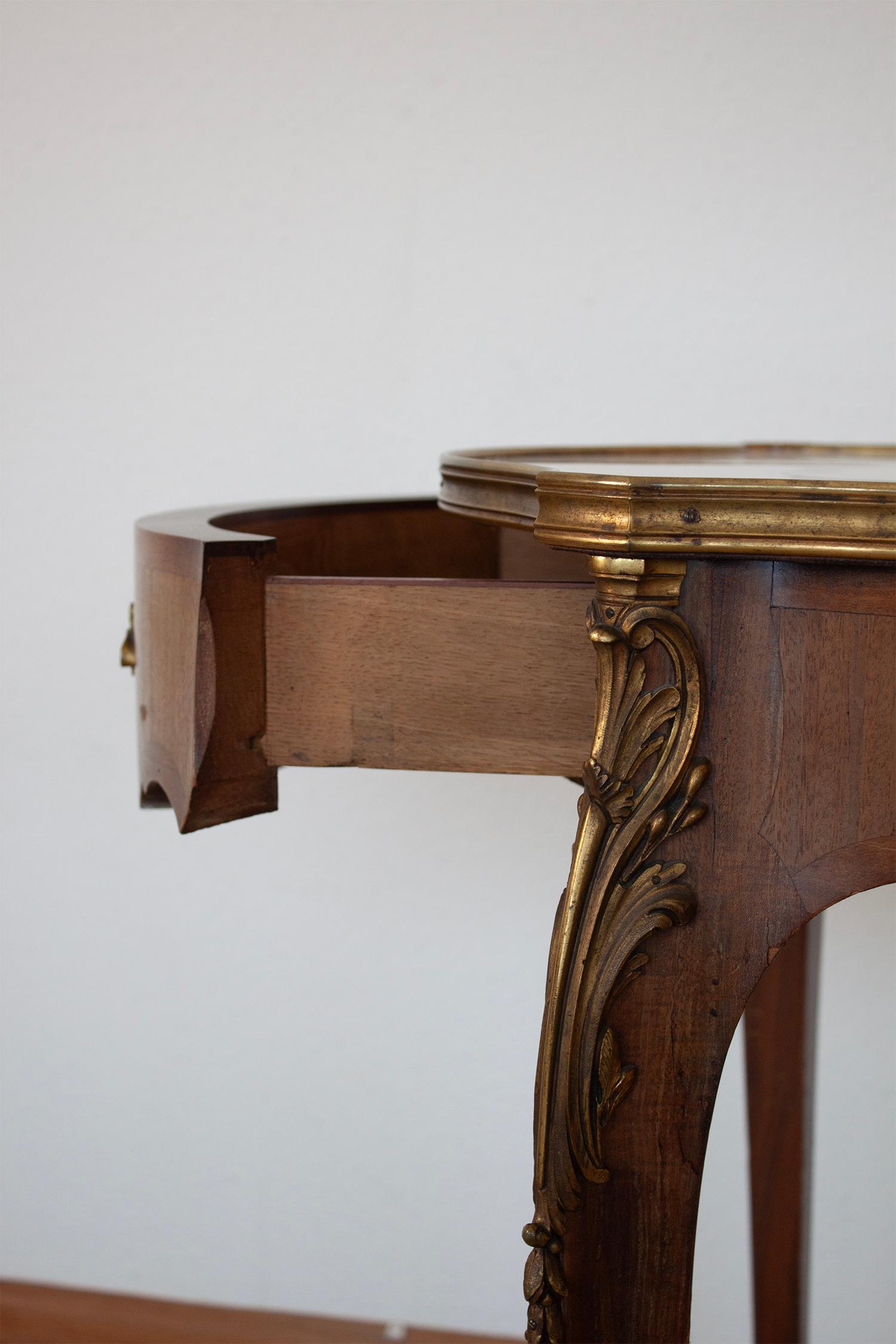 Laiton Ancienne table de salle à manger française de style Louis XV en bois, laiton et plateau en marbre en vente