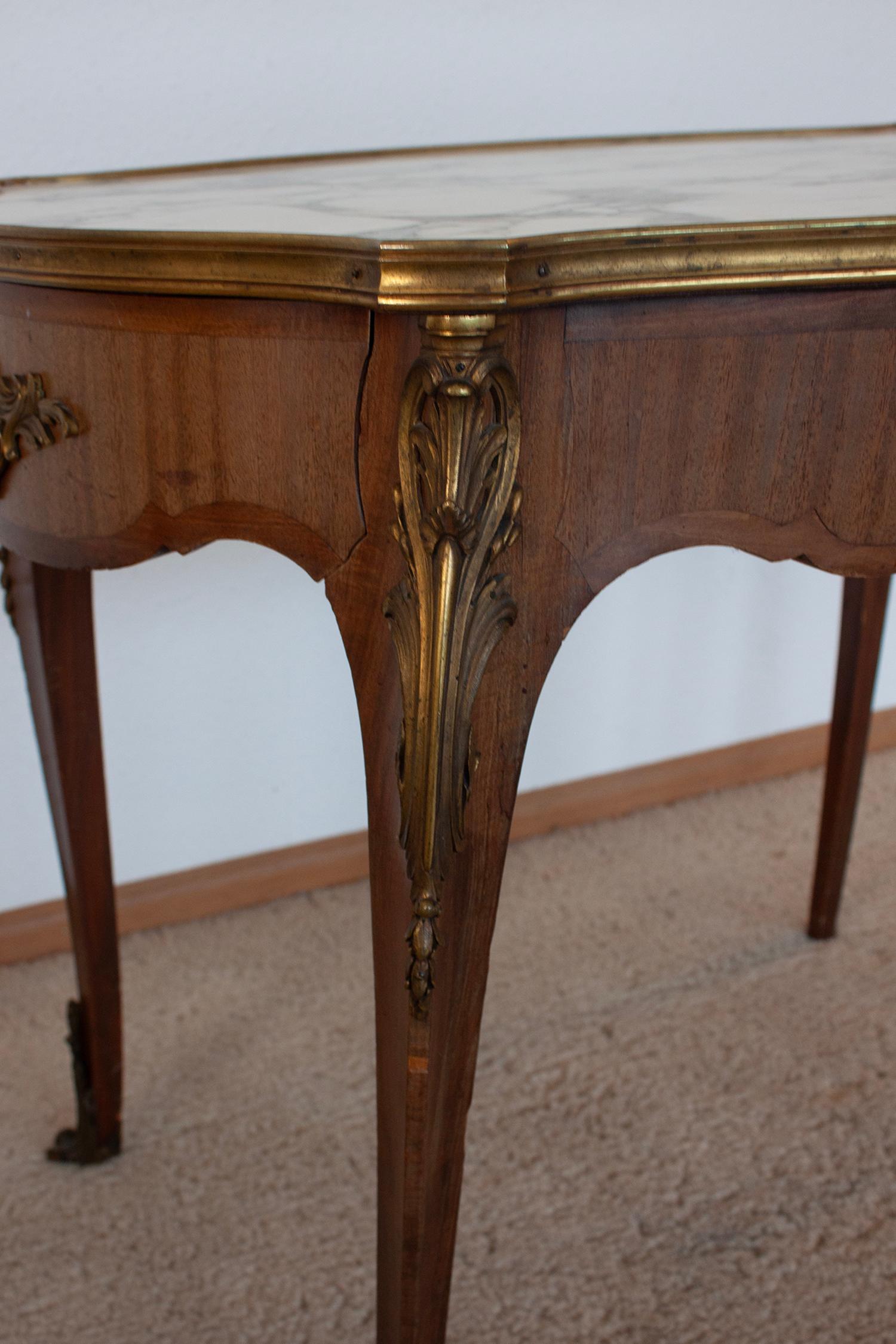 Ancienne table de salle à manger française de style Louis XV en bois, laiton et plateau en marbre en vente 2