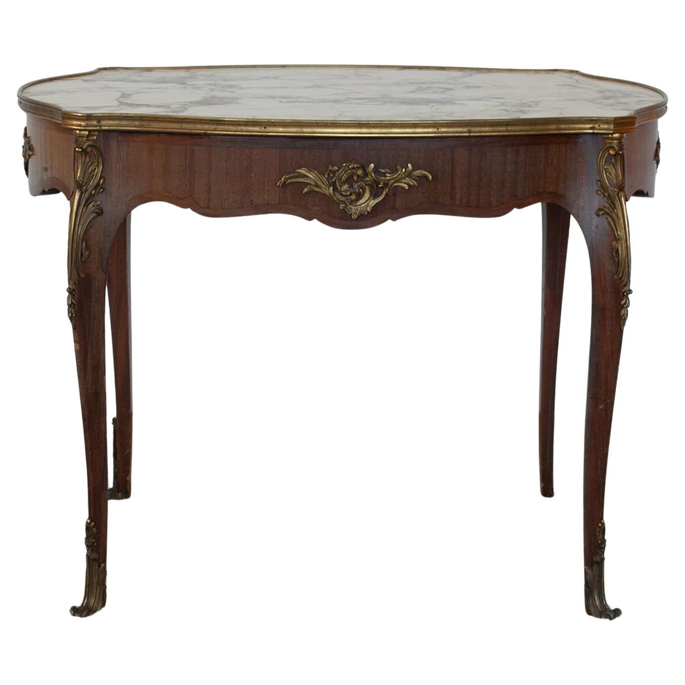 Ancienne table de salle à manger française de style Louis XV en bois, laiton et plateau en marbre en vente