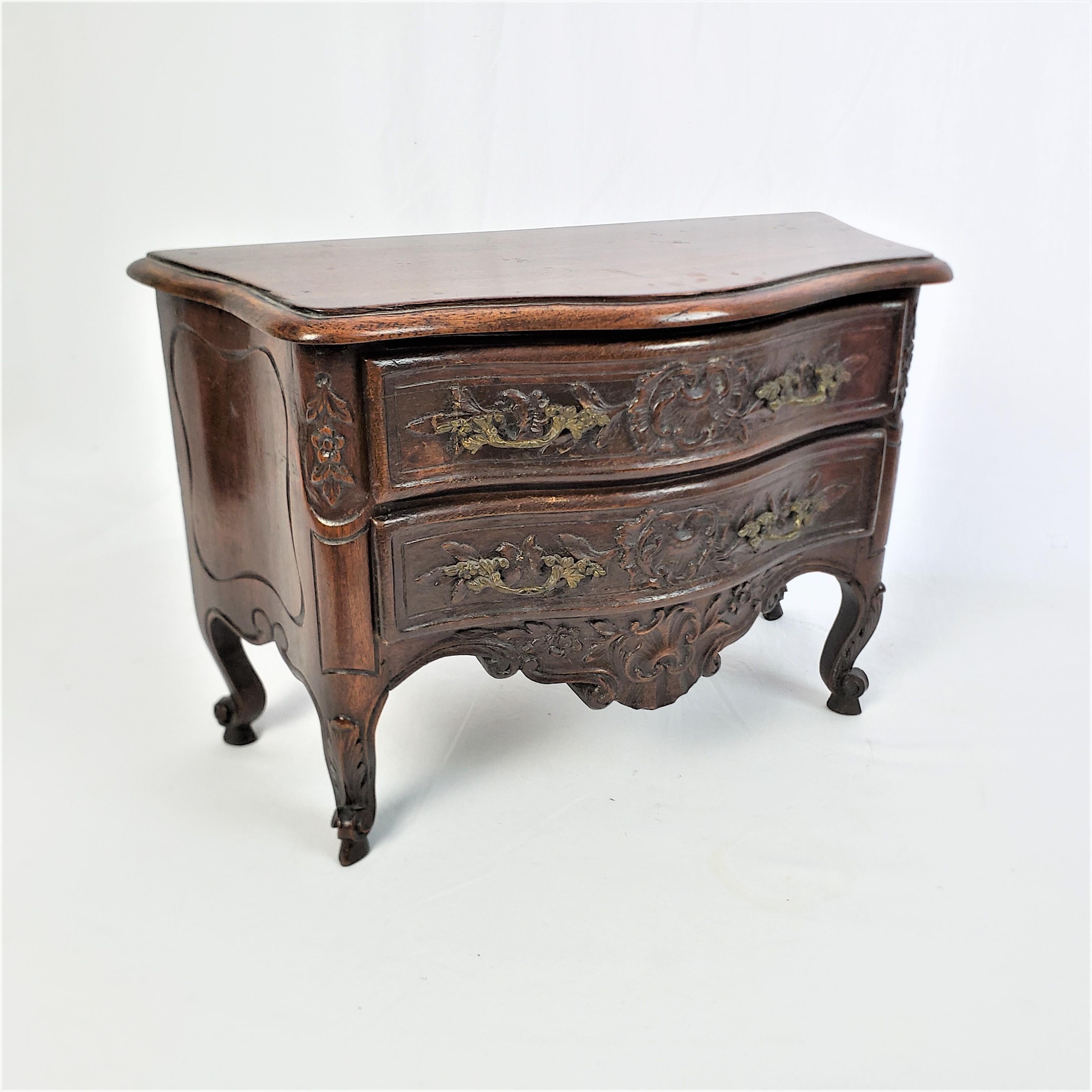 Français Ancienne commode à deux tiroirs ou coffre à bijoux de style Louis XV français miniature en vente