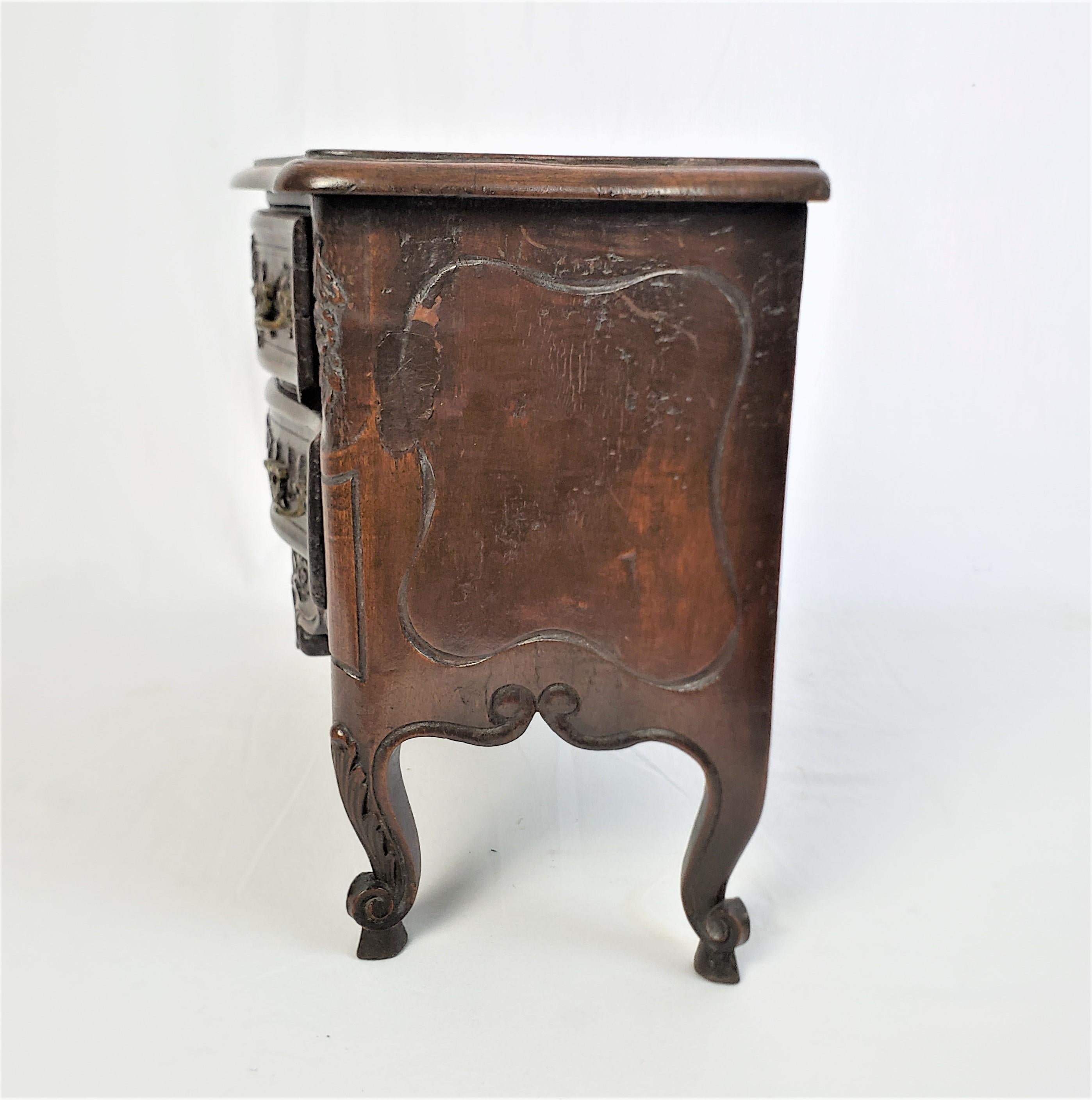 XIXe siècle Ancienne commode à deux tiroirs ou coffre à bijoux de style Louis XV français miniature en vente