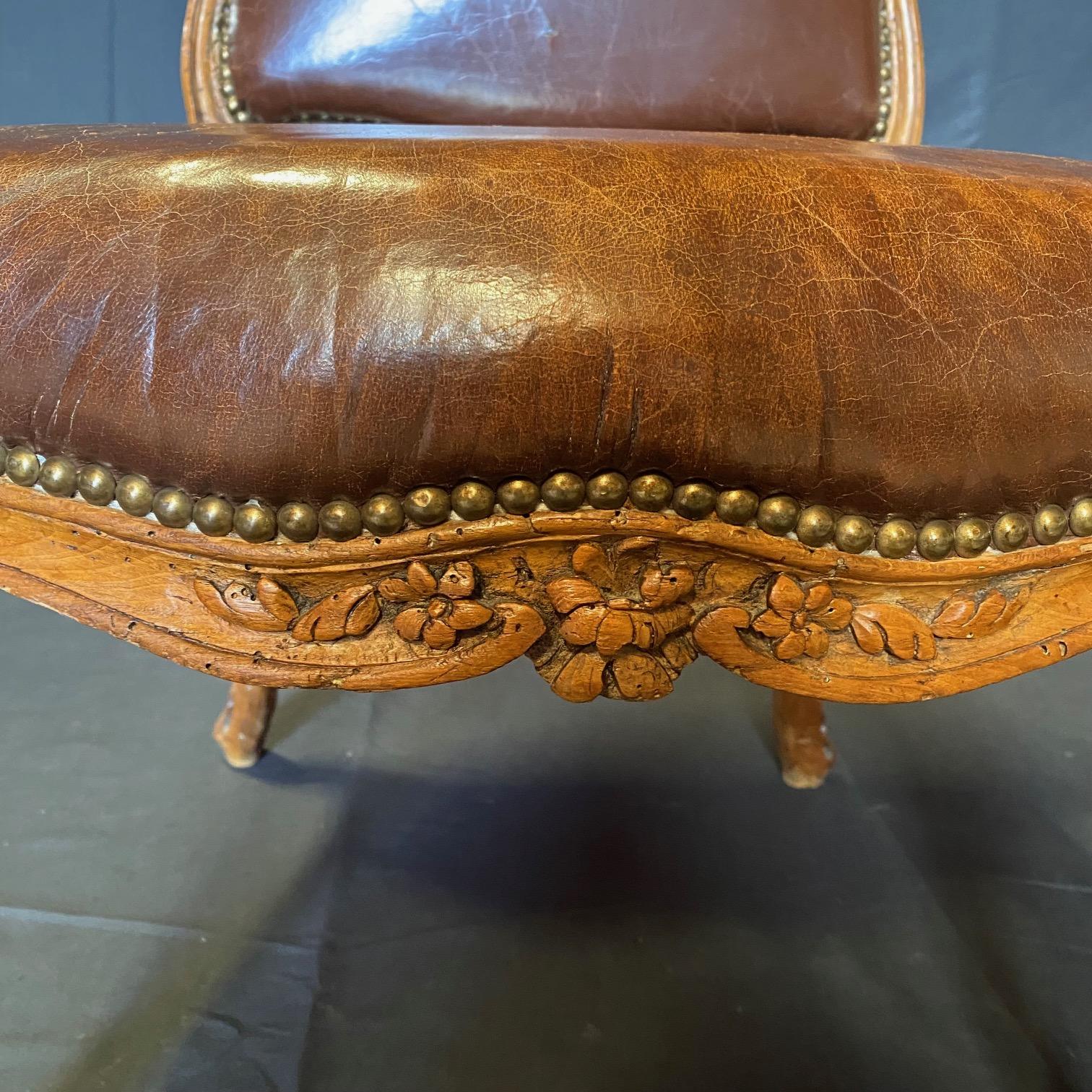 Ancienne chaise d'appoint Louis XV en cuir brun tabac et noyer en vente 4