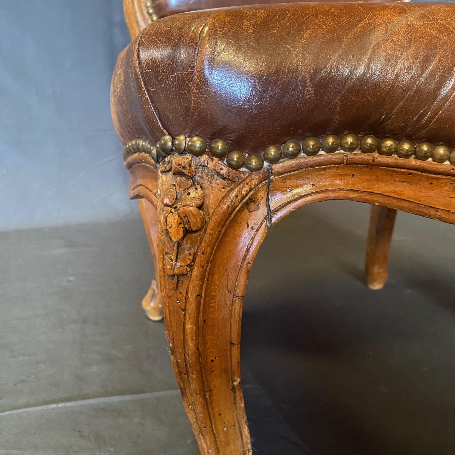 Ancienne chaise d'appoint Louis XV en cuir brun tabac et noyer en vente 5