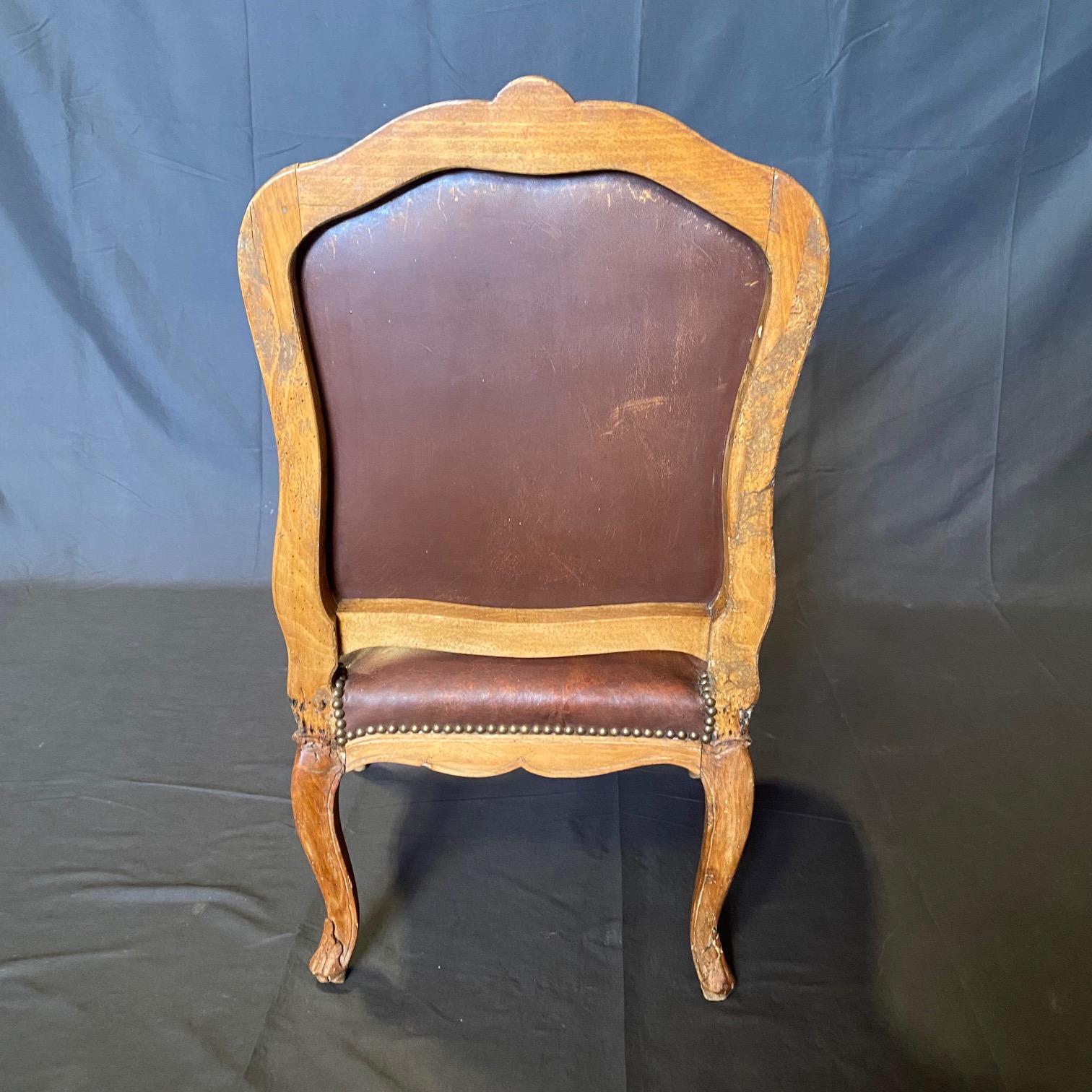 Ancienne chaise d'appoint Louis XV en cuir brun tabac et noyer en vente 6