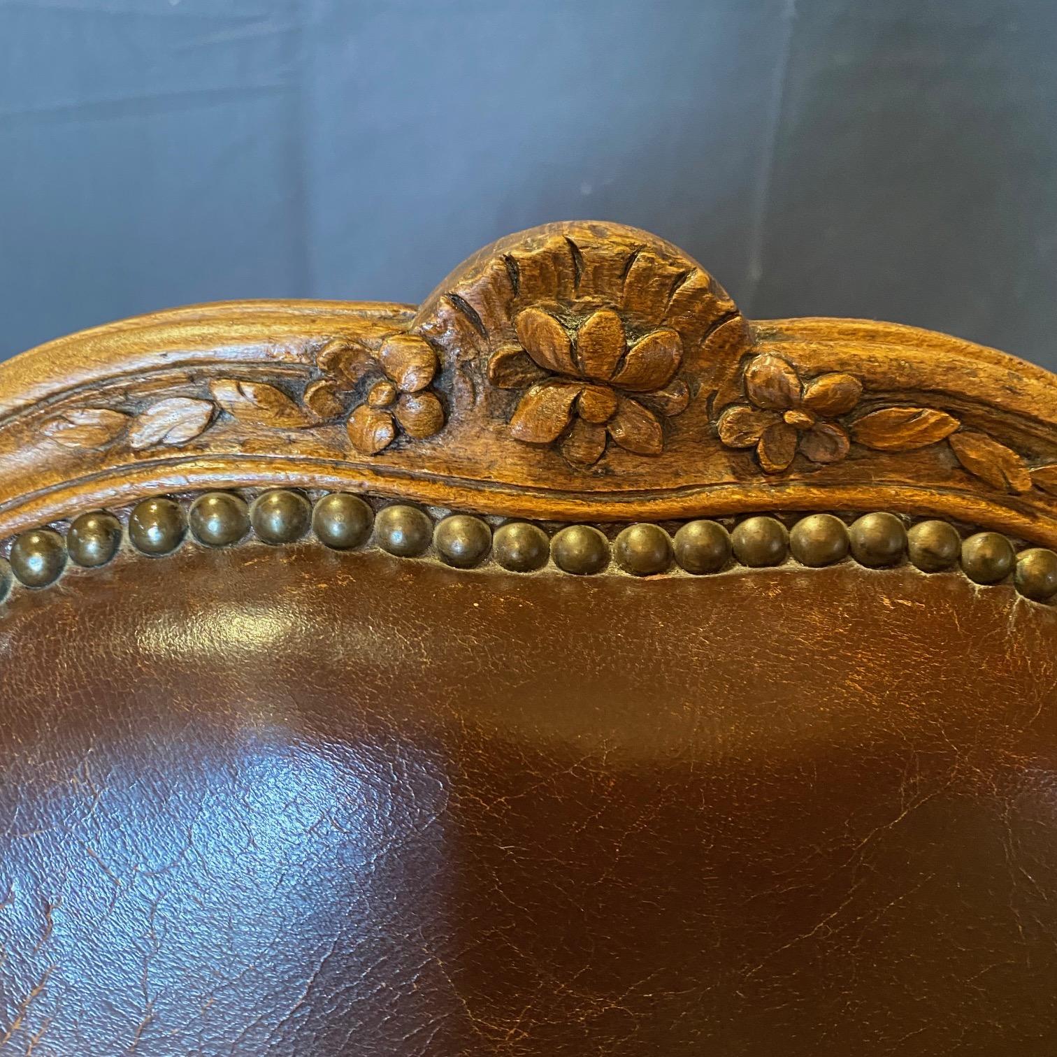 Français Ancienne chaise d'appoint Louis XV en cuir brun tabac et noyer en vente