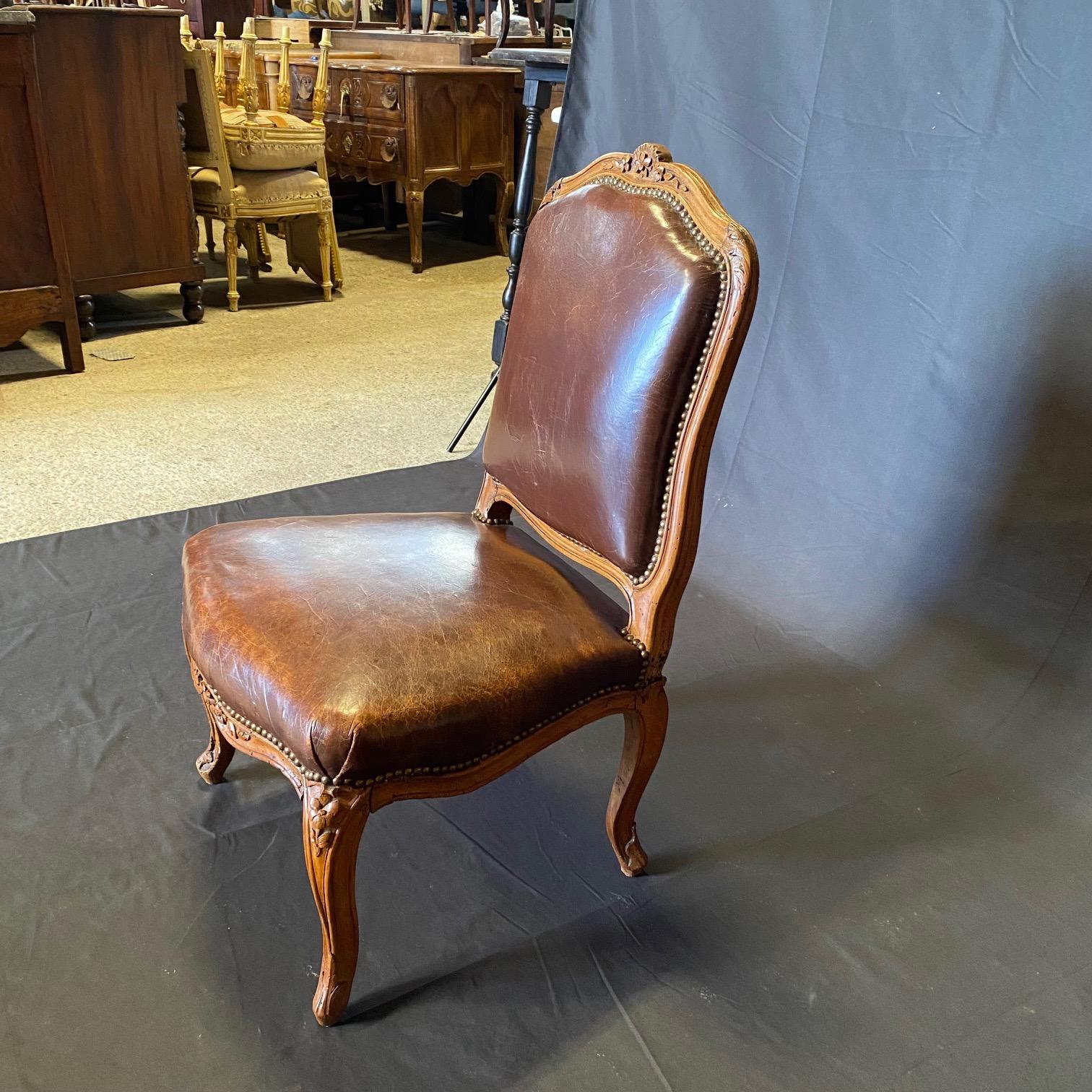 Ancienne chaise d'appoint Louis XV en cuir brun tabac et noyer Bon état - En vente à Hopewell, NJ