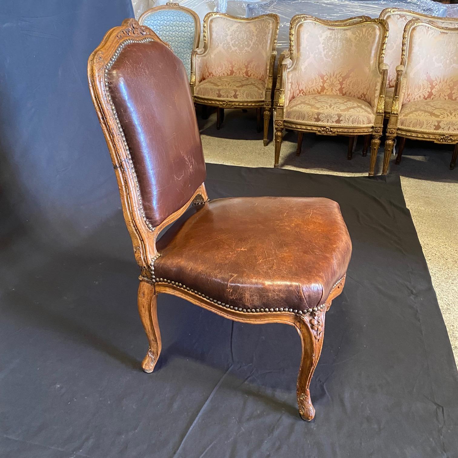 Début du 20ème siècle Ancienne chaise d'appoint Louis XV en cuir brun tabac et noyer en vente
