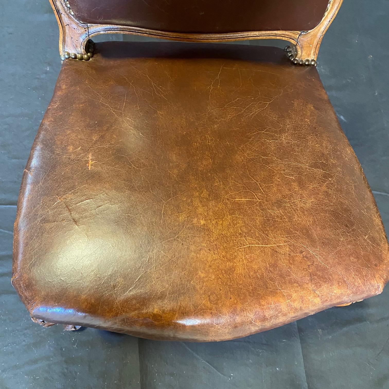 Cuir Ancienne chaise d'appoint Louis XV en cuir brun tabac et noyer en vente