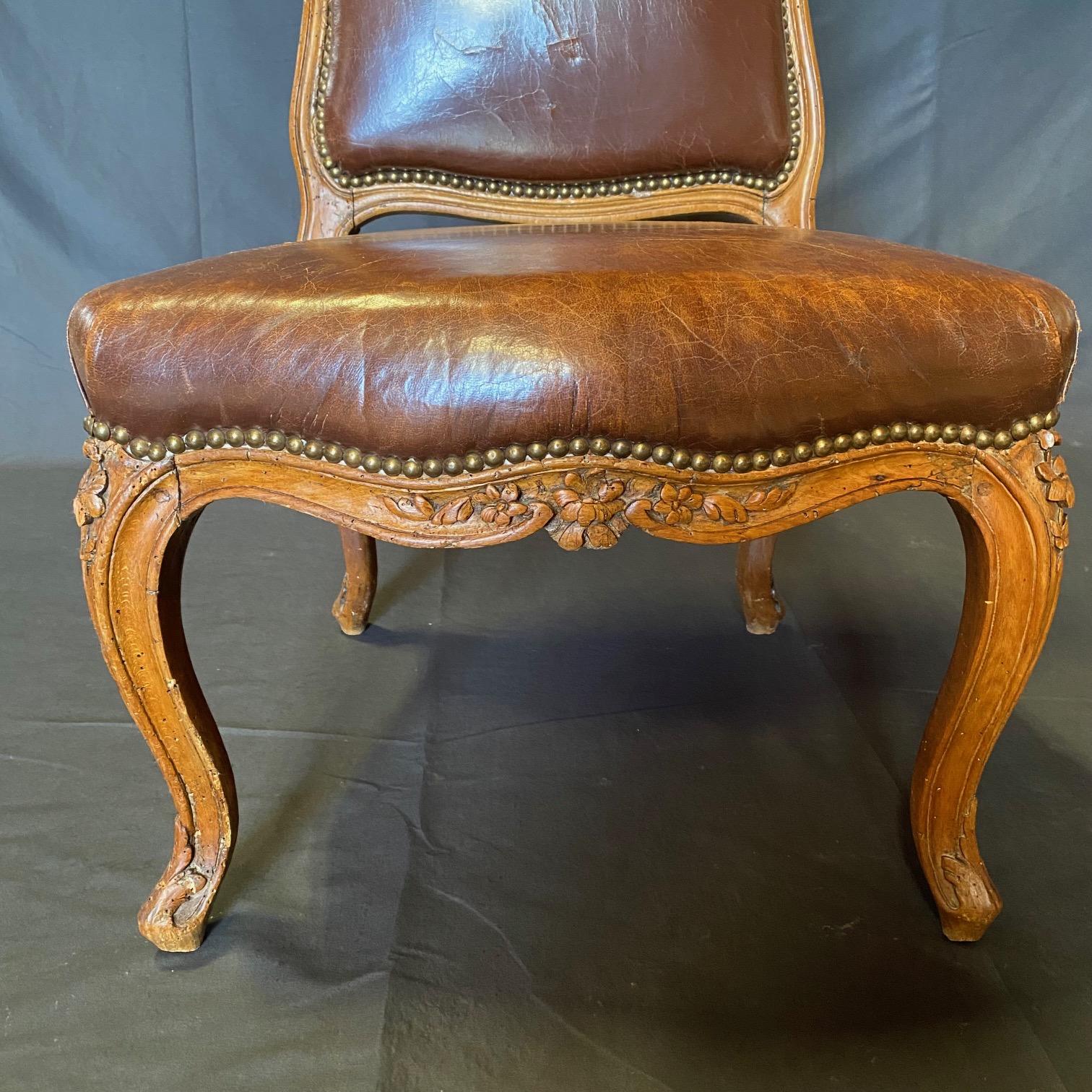 Ancienne chaise d'appoint Louis XV en cuir brun tabac et noyer en vente 1