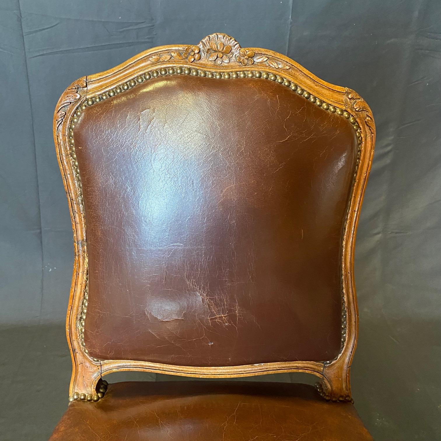 Ancienne chaise d'appoint Louis XV en cuir brun tabac et noyer en vente 2