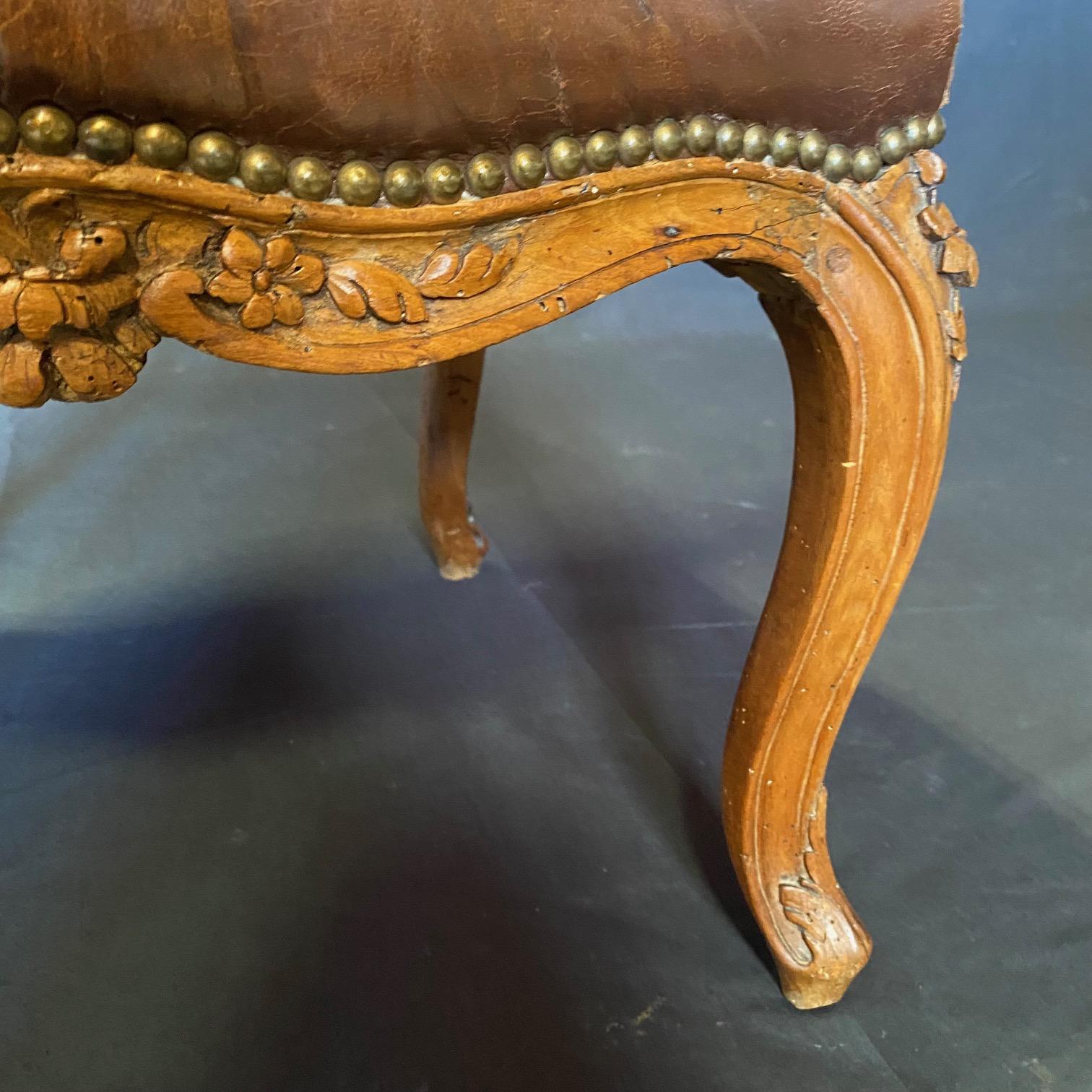 Ancienne chaise d'appoint Louis XV en cuir brun tabac et noyer en vente 3