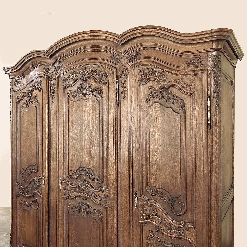 Laiton Ancienne armoire française Louis XV à trois pièces en vente