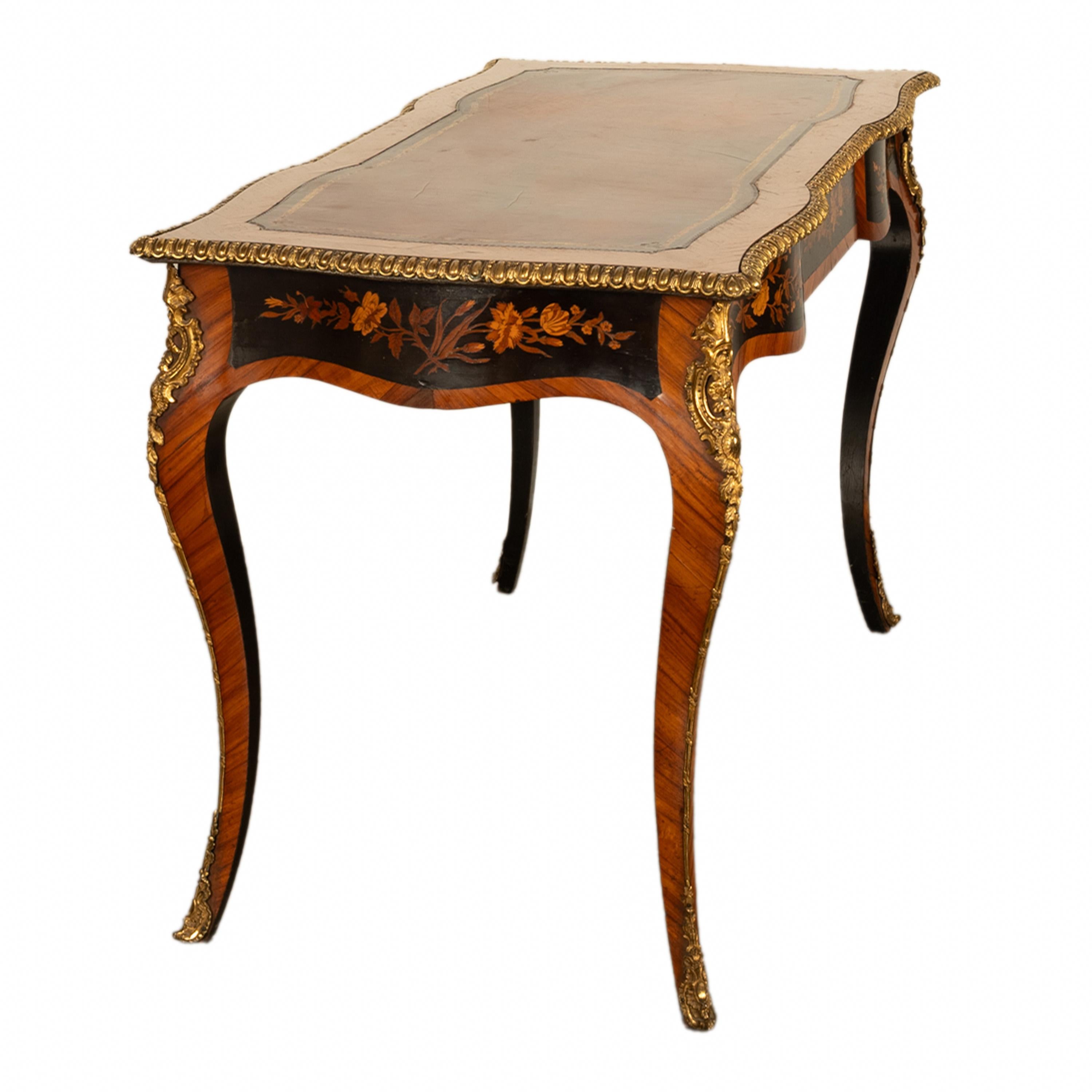 Antique French Louis XV Tulipwood Marquetry Ormolu Bureau Plat Writing Table en venta 2