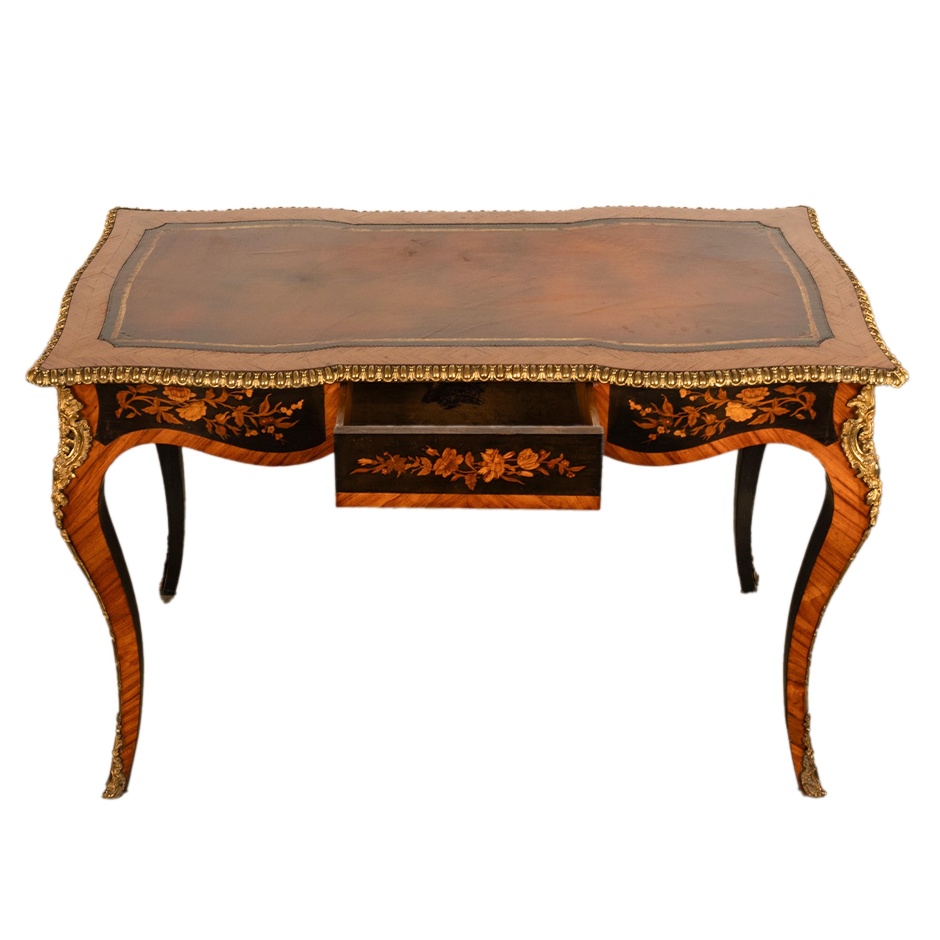Antique French Louis XV Tulipwood Marquetry Ormolu Bureau Plat Writing Table Ebonizado en venta