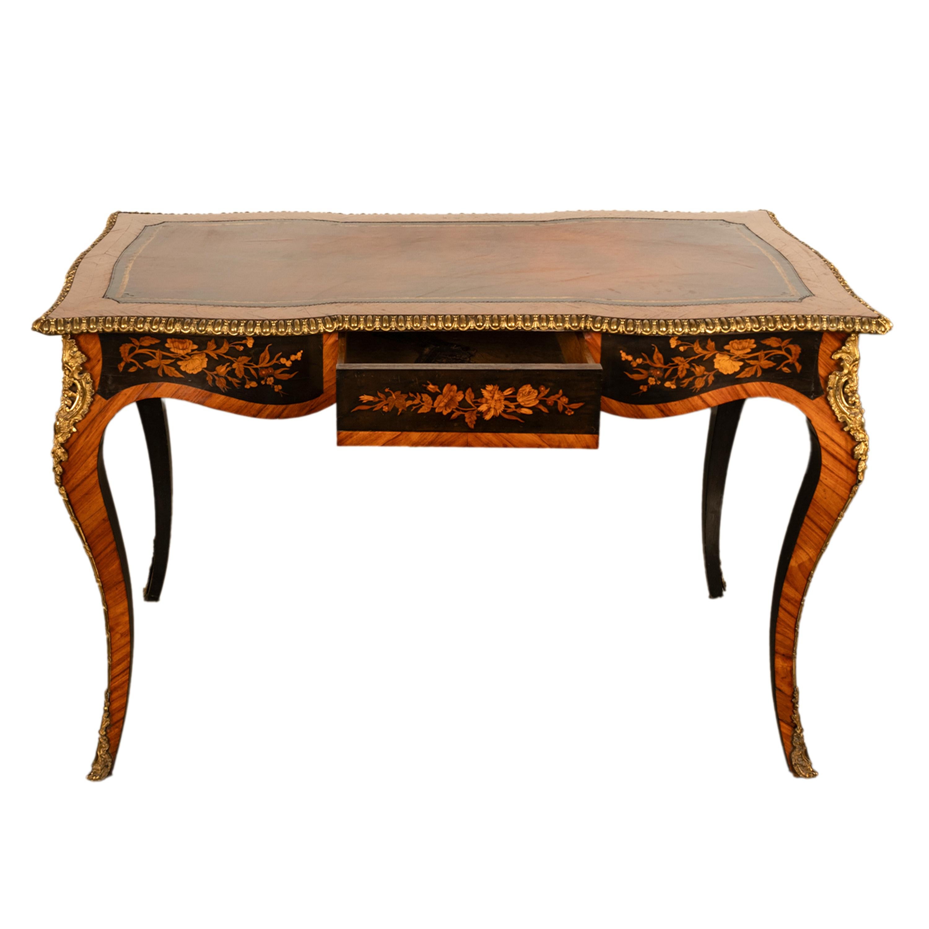 Antique French Louis XV Tulipwood Marquetry Ormolu Bureau Plat Writing Table en Bueno estado para la venta en Portland, OR
