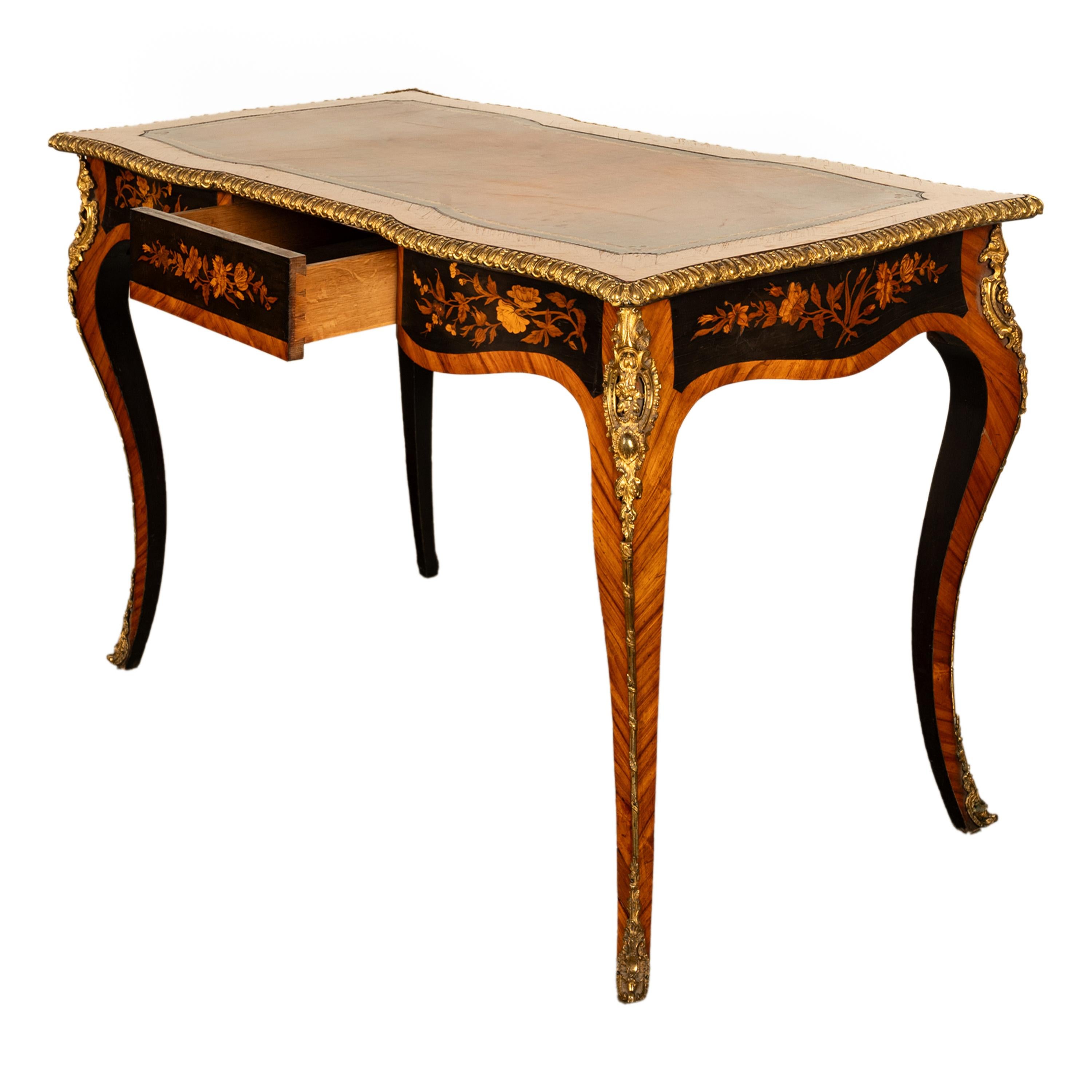 Antique French Louis XV Tulipwood Marquetry Ormolu Bureau Plat Writing Table Fines del siglo XIX en venta