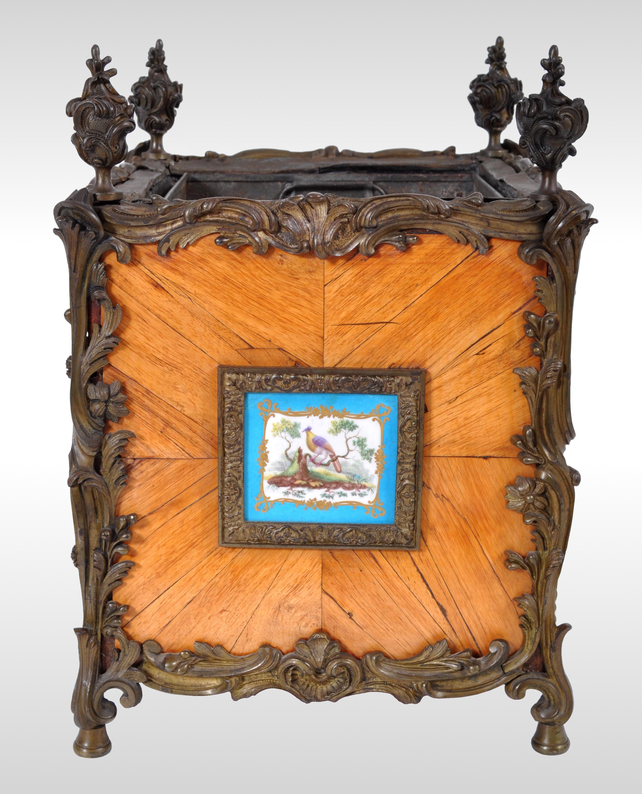 Antike französische Louis XV Tulipwood und Sèvres Porzellan Jardinières:: um 1870 im Zustand „Gut“ im Angebot in Portland, OR
