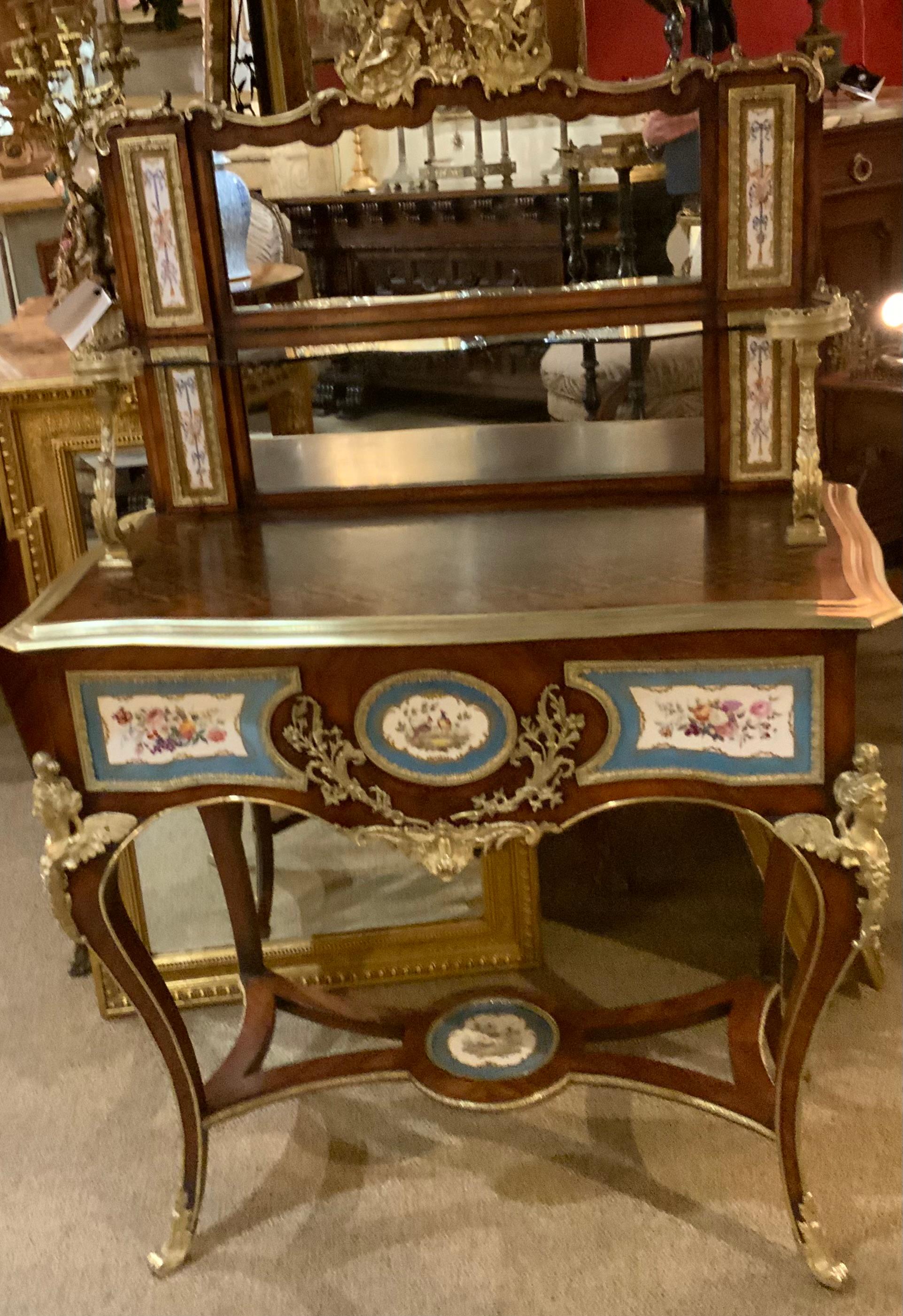 Ancienne table de toilette française Louis XV avec montures en bronze doré et camées en porcelaine en vente 3