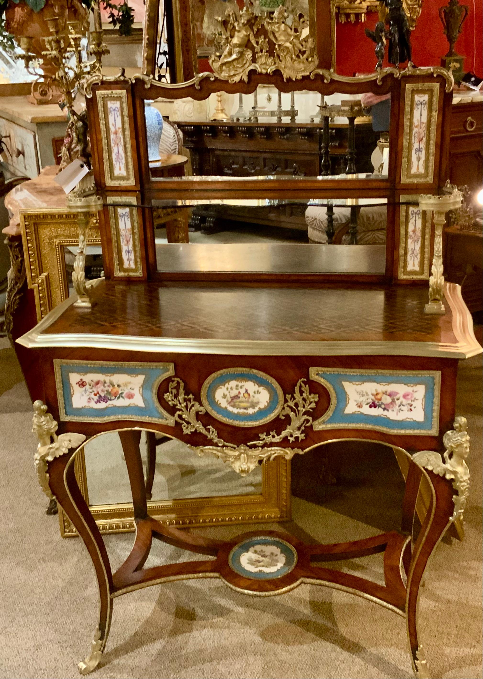 Ancienne table de toilette française Louis XV avec montures en bronze doré et camées en porcelaine en vente 4