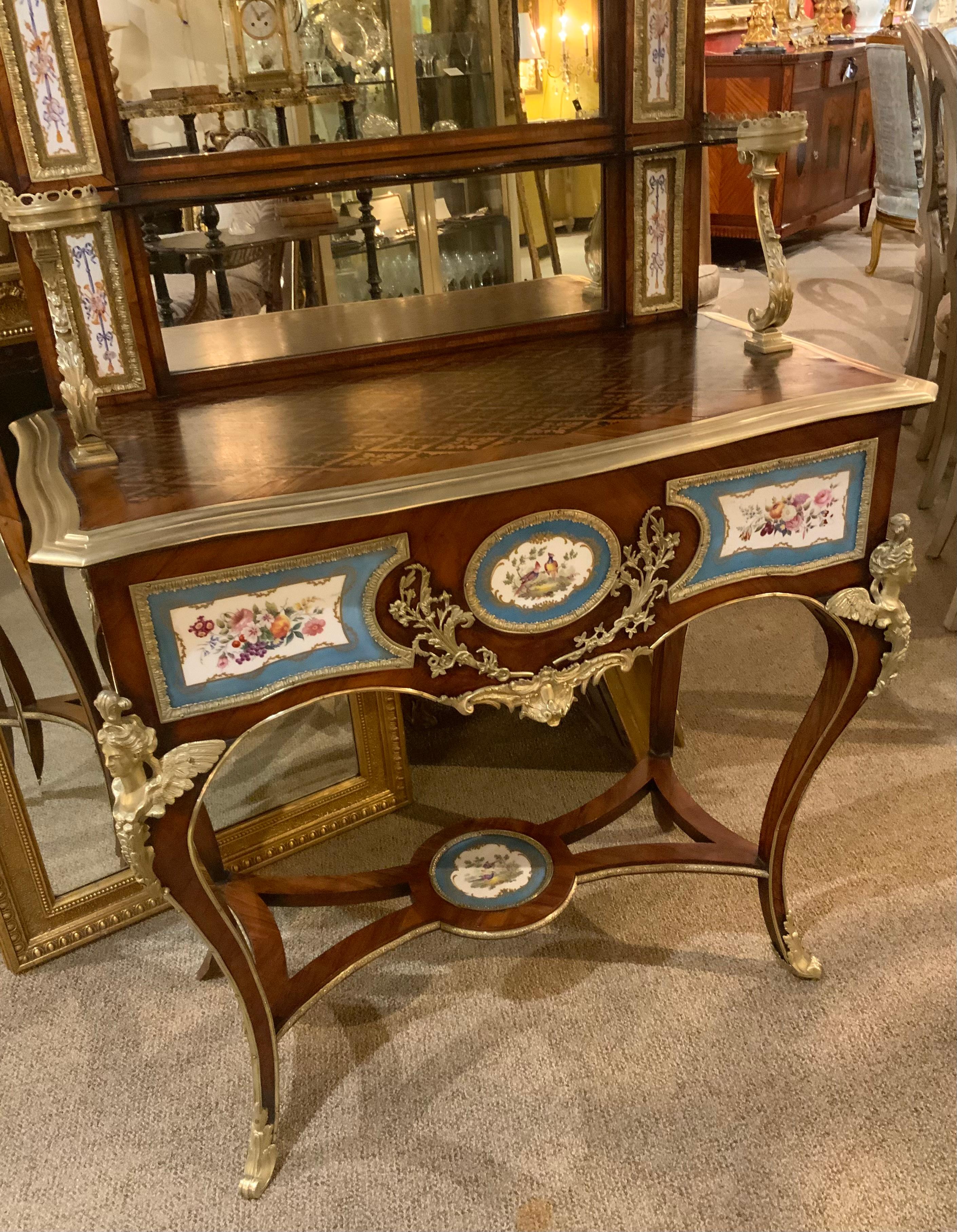 Ancienne table de toilette française Louis XV avec montures en bronze doré et camées en porcelaine en vente 6