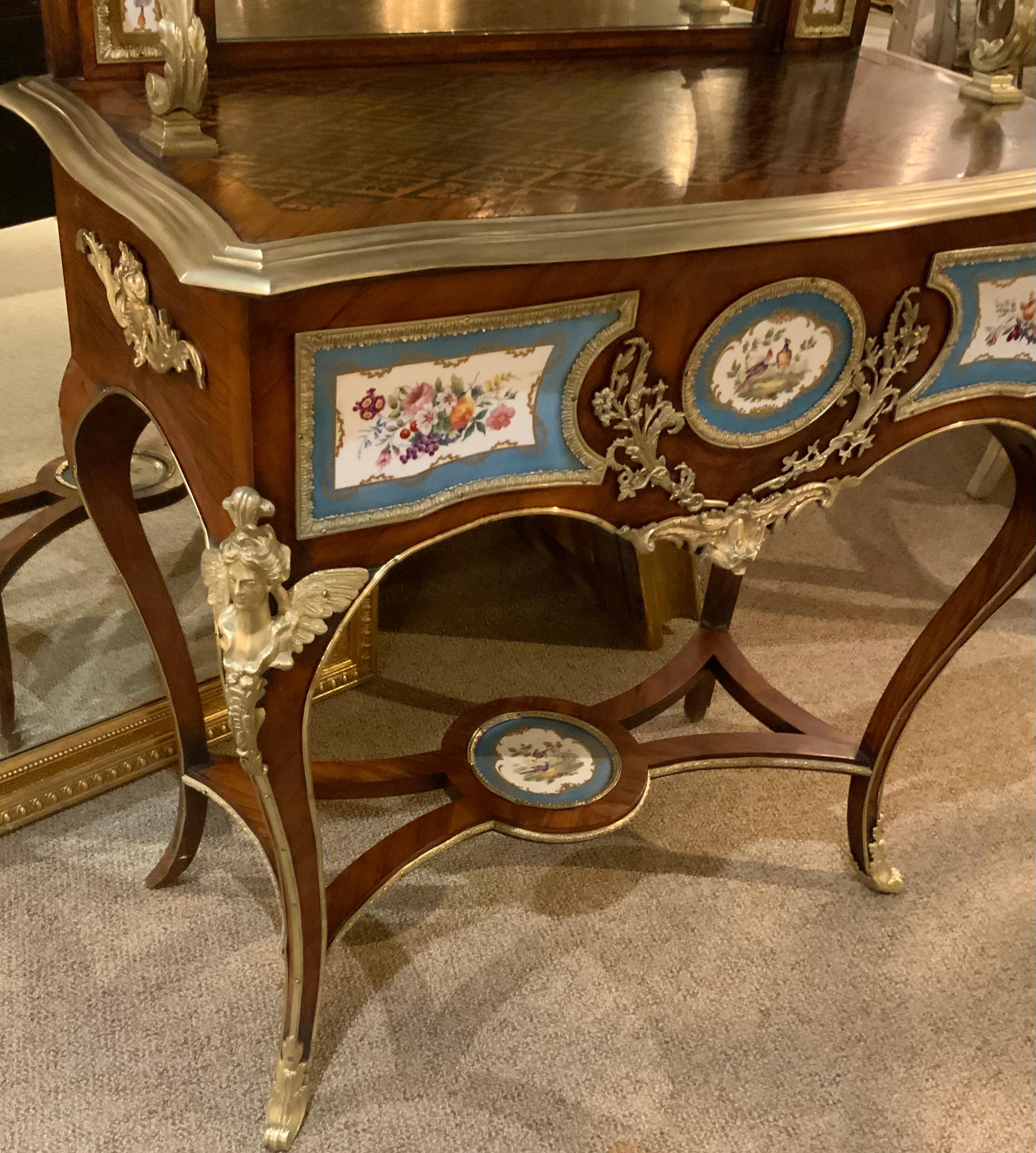 Ancienne table de toilette française Louis XV avec montures en bronze doré et camées en porcelaine en vente 7