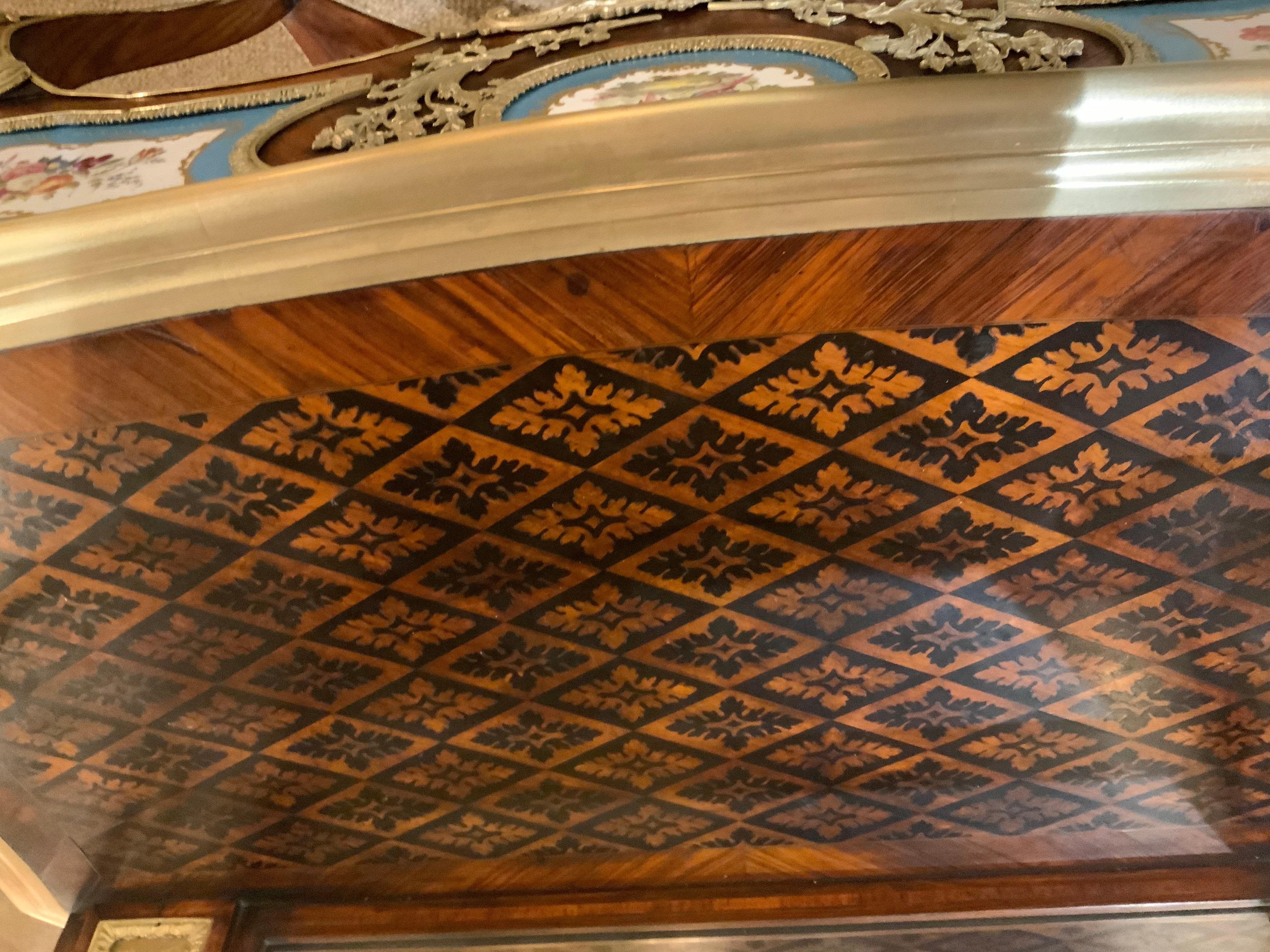 Ancienne table de toilette française Louis XV avec montures en bronze doré et camées en porcelaine en vente 8