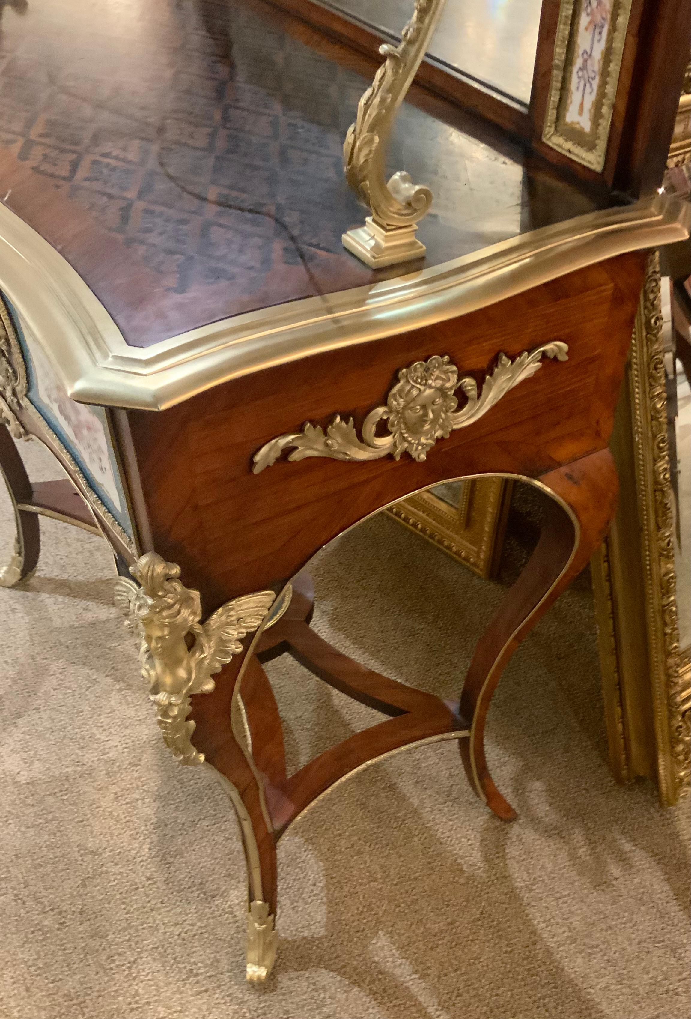 Ancienne table de toilette française Louis XV avec montures en bronze doré et camées en porcelaine en vente 9