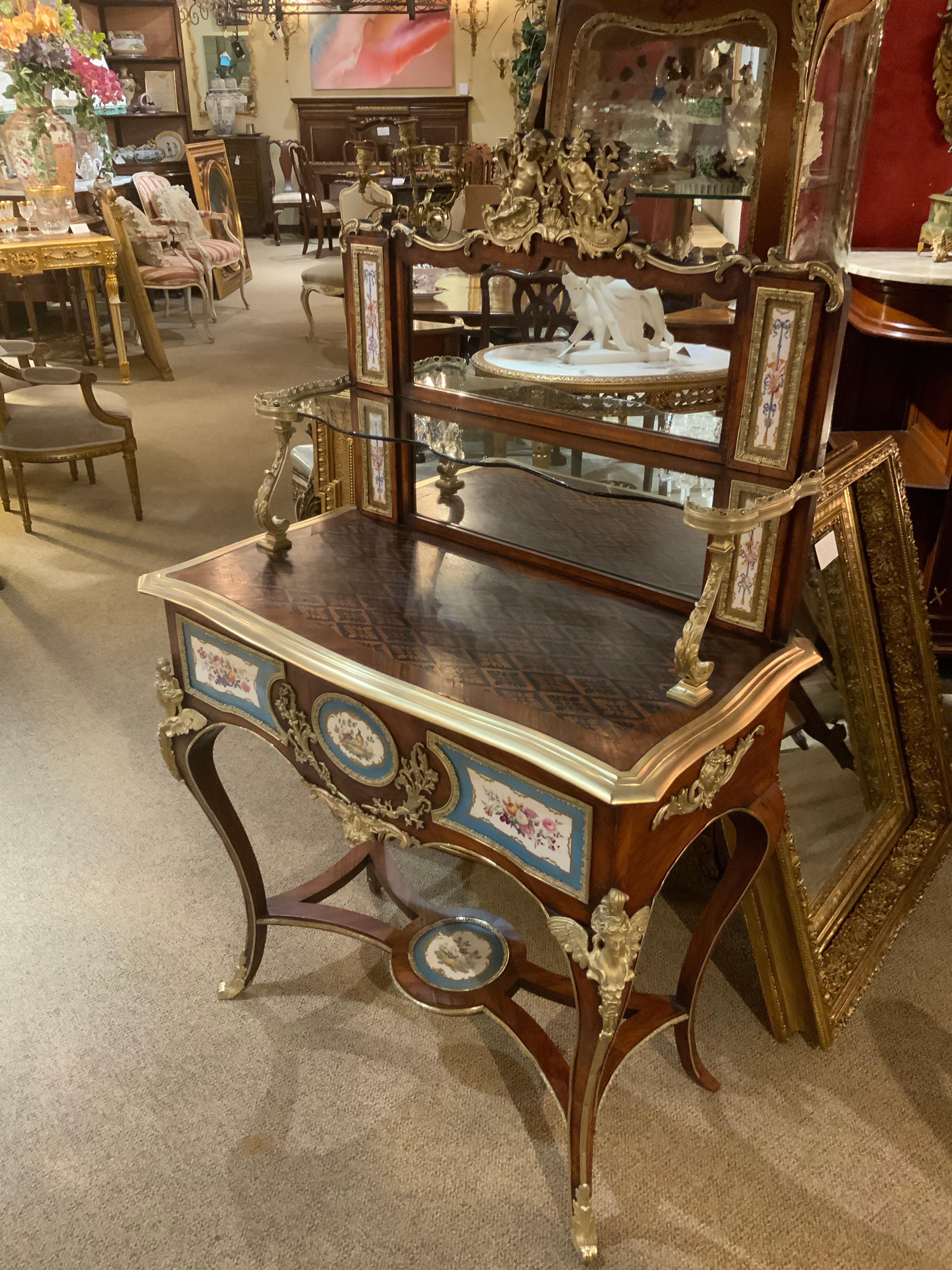 Ancienne table de toilette française Louis XV avec montures en bronze doré et camées en porcelaine en vente 10