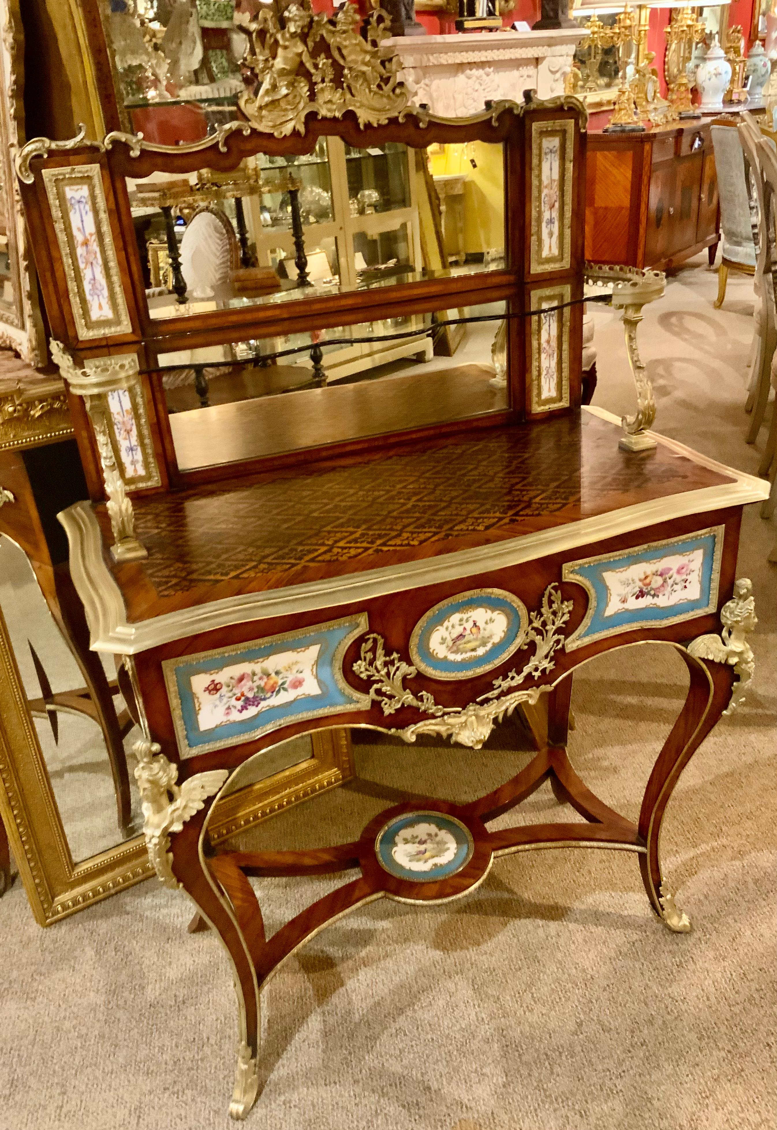 Ancienne table de toilette française Louis XV avec montures en bronze doré et camées en porcelaine en vente 11