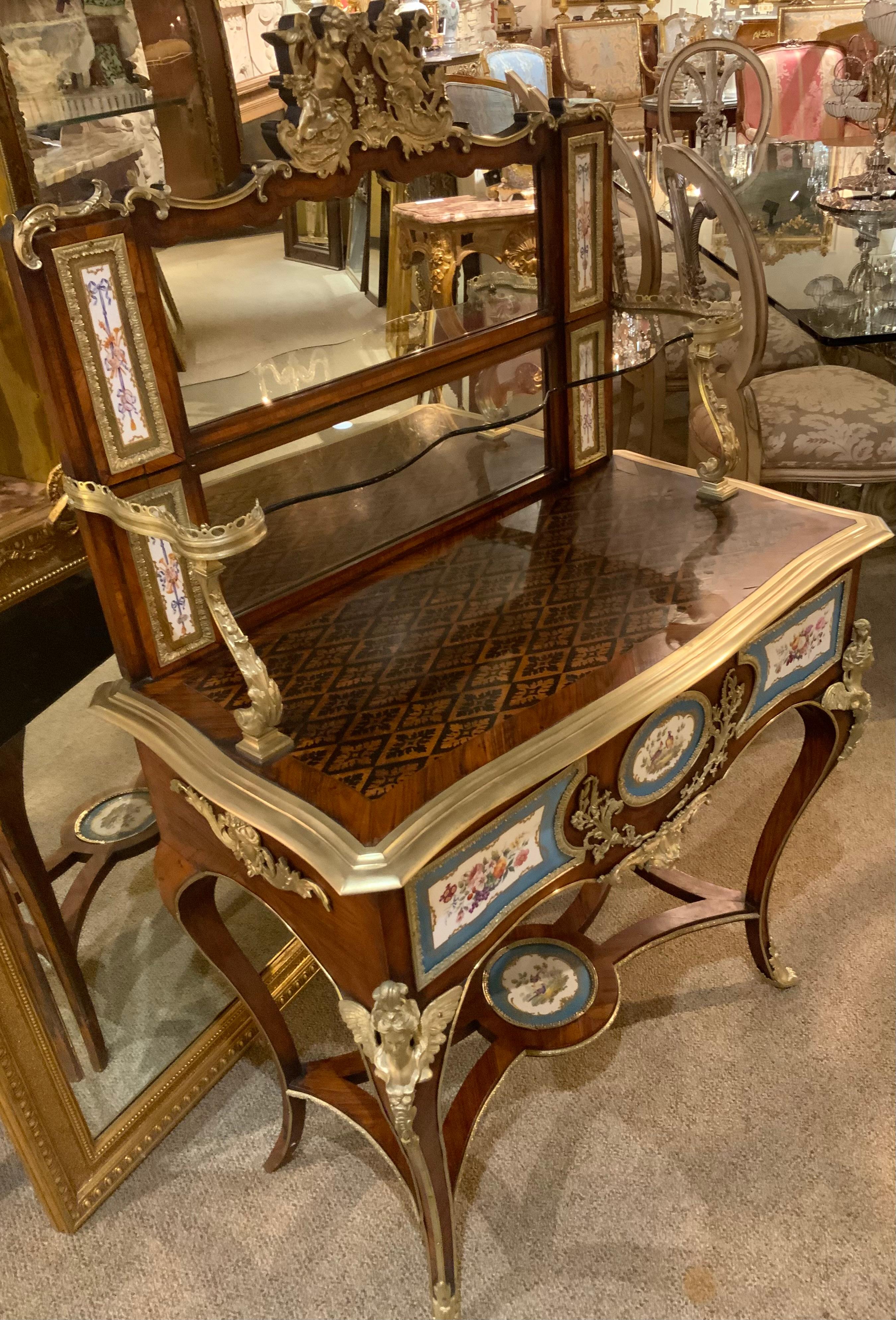 Ancienne table de toilette française Louis XV avec montures en bronze doré et camées en porcelaine en vente 12