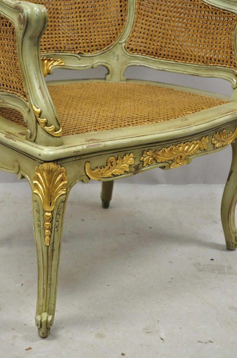 Antiker antiker französischer Louis XV viktorianischer Bergère-Stuhl aus vergoldetem Rohr in Grün und Gold (Französisch) im Angebot