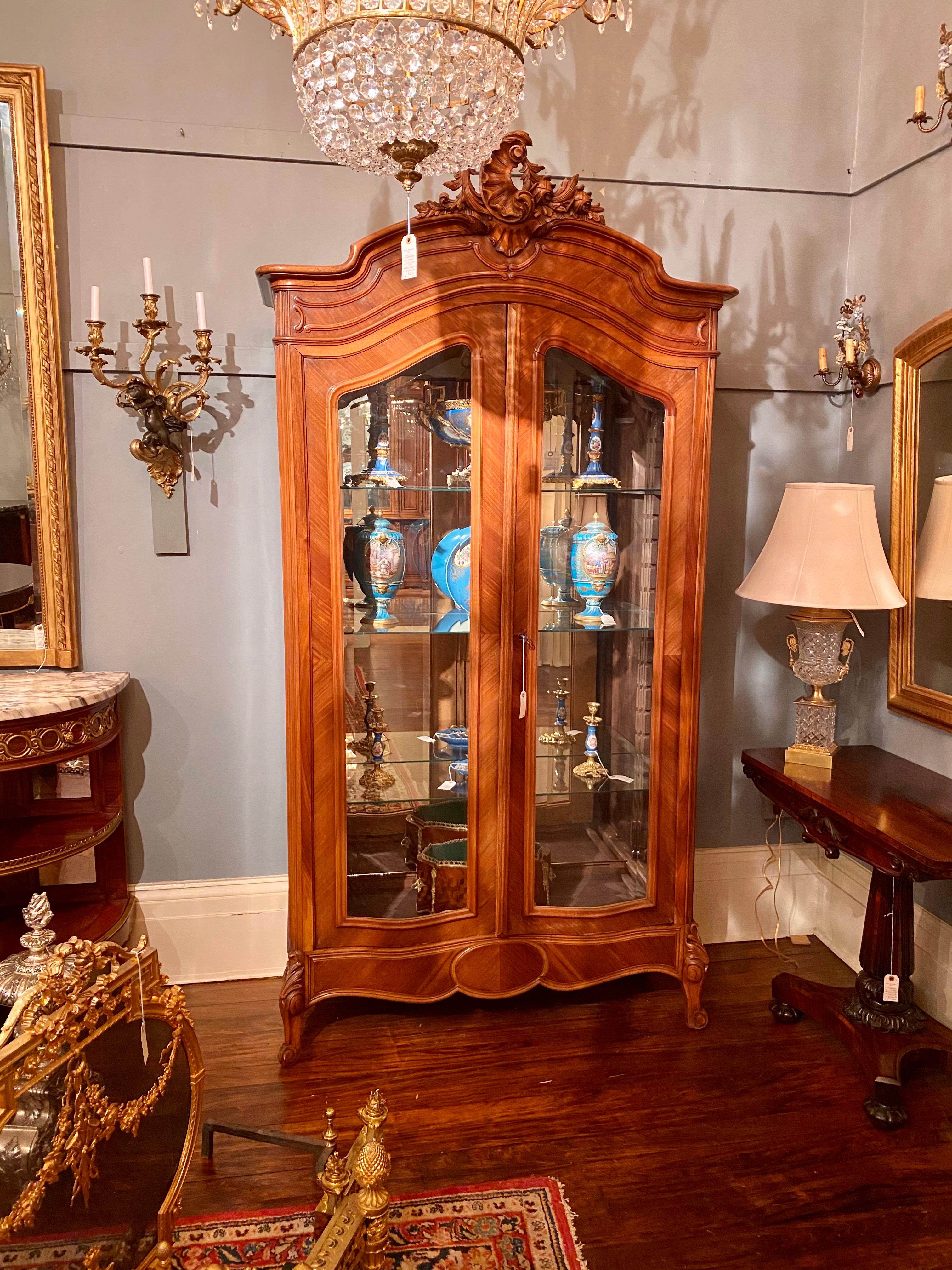 Fine XIX secolo Antique French Louis XV, mobile vitreo in noce e vetro, circa 1880 in vendita