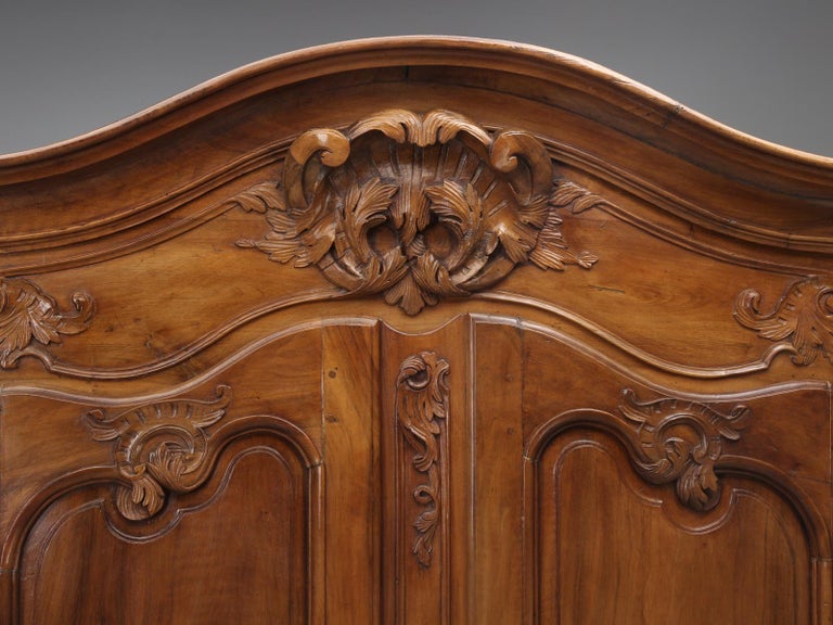 Antique French Louis XV Walnut Armoire, circa 1700s In Good Condition For Sale In Chicago, IL