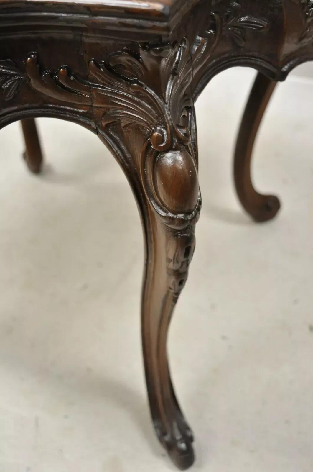 Antique French Louis XV Mesa de centro de nogal con plato de porcelana Angelica Kauffman en venta 3