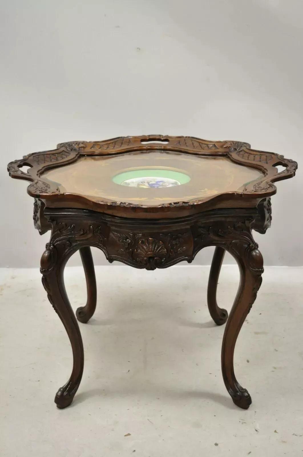 Antique French Louis XV Mesa de centro de nogal con plato de porcelana Angelica Kauffman en venta 4