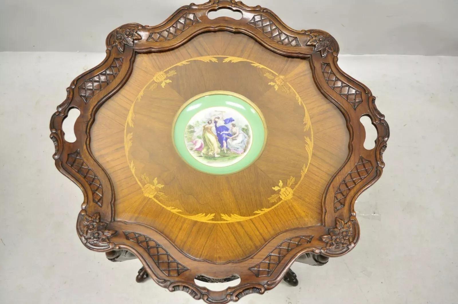 Antique French Mesa de centro de nogal tallado estilo Luis XV con plato de porcelana Angelica Kauffman.  El artículo presenta un plato de porcelana pintado y firmado en el centro (hacia 1890) por Angelica Kauffman, pintora de origen suizo/austriaco,