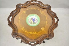 Antique French Louis XV Mesa de centro de nogal con plato de porcelana Angelica Kauffman