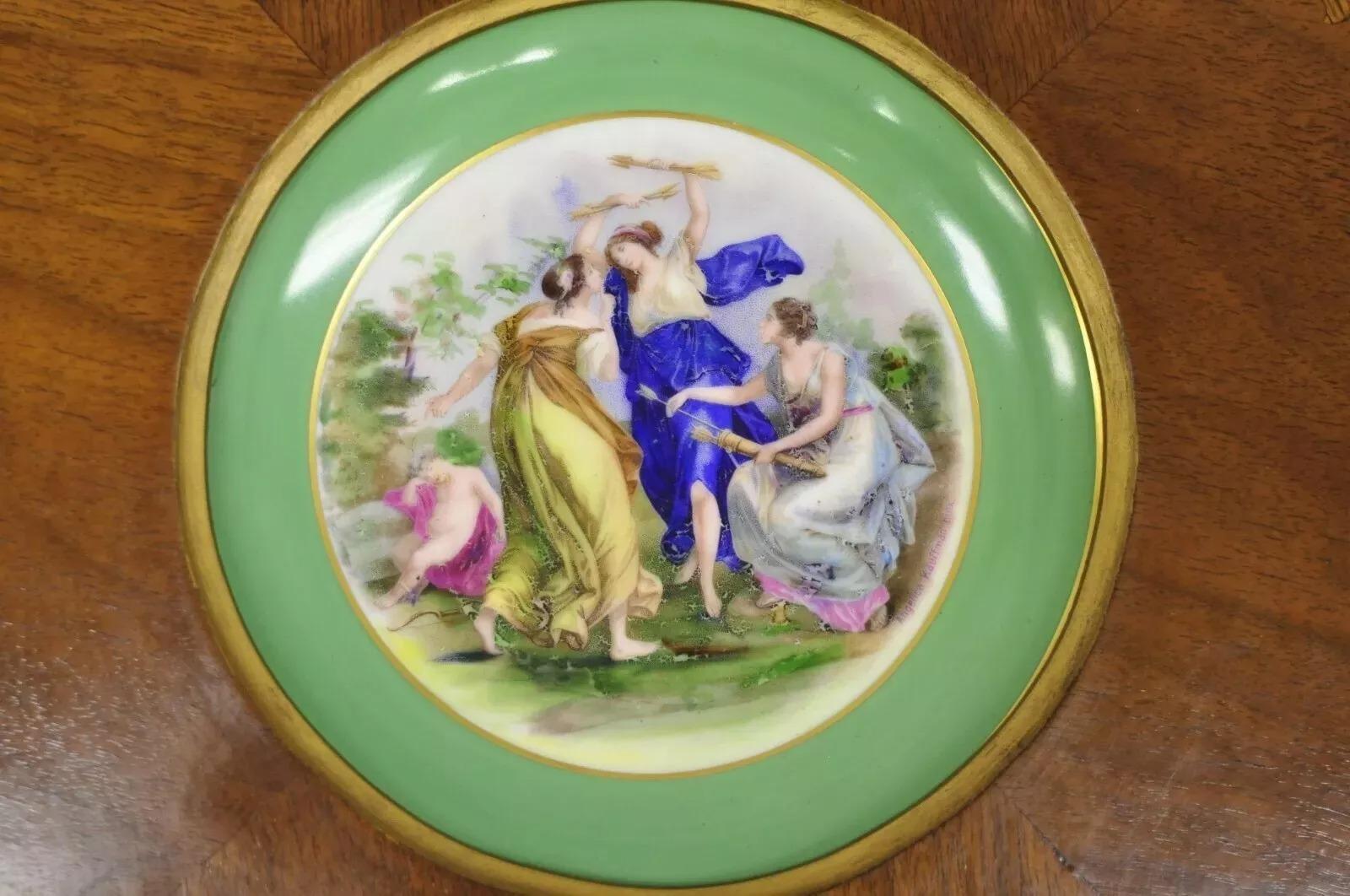 Antique French Louis XV Mesa de centro de nogal con plato de porcelana Angelica Kauffman Otro en venta